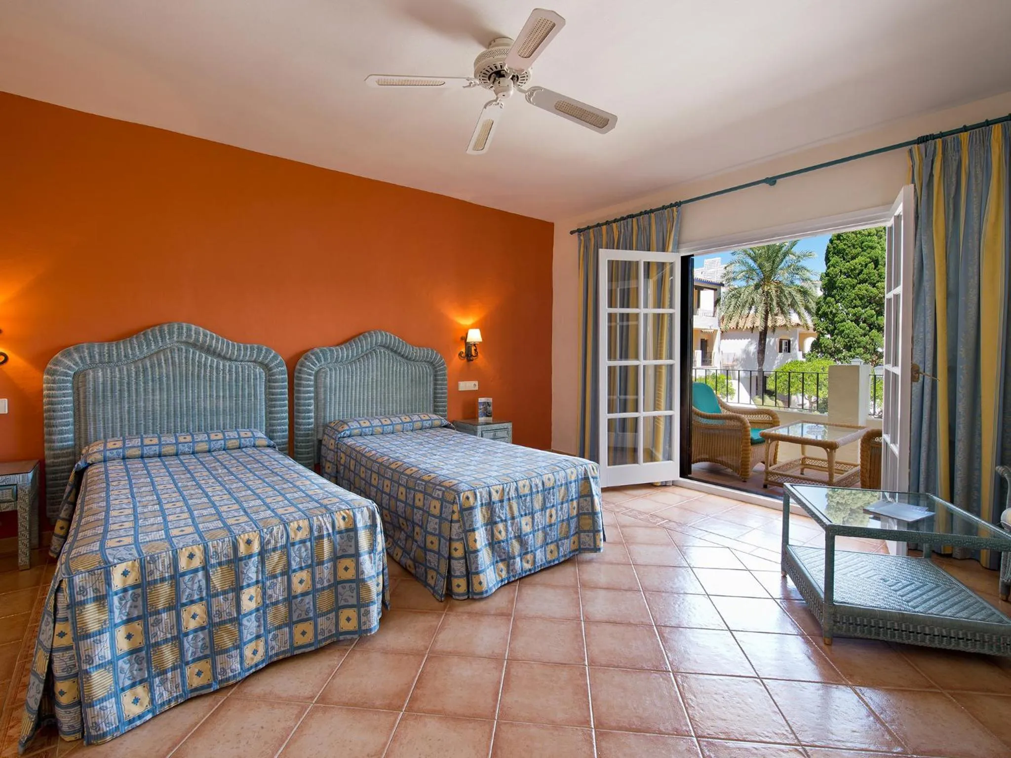 Photo of the whole room, Bed in BlueBay Banús