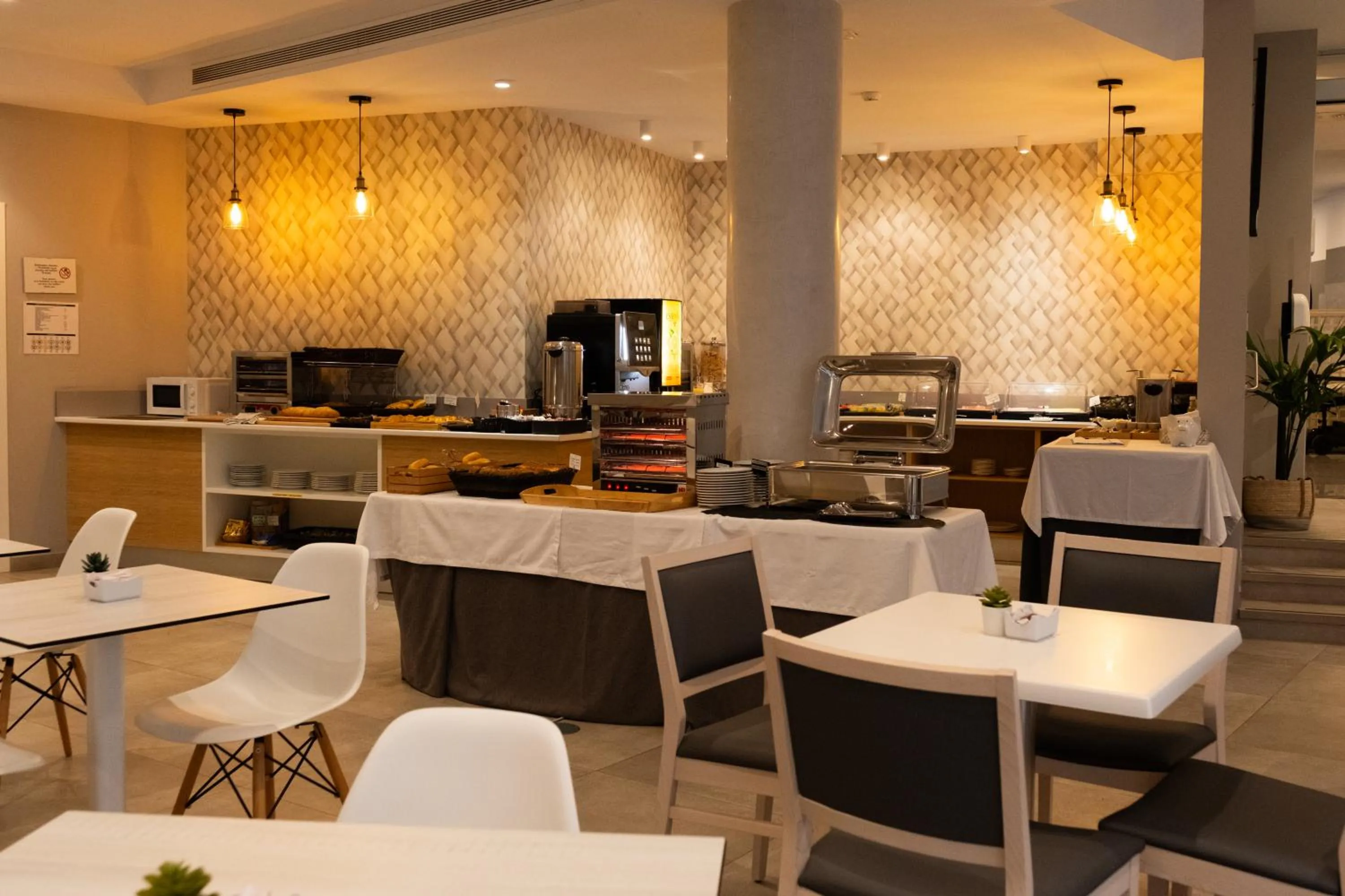 Restaurant/places to eat in Hotel Puerta del Mar - Adults Recommended