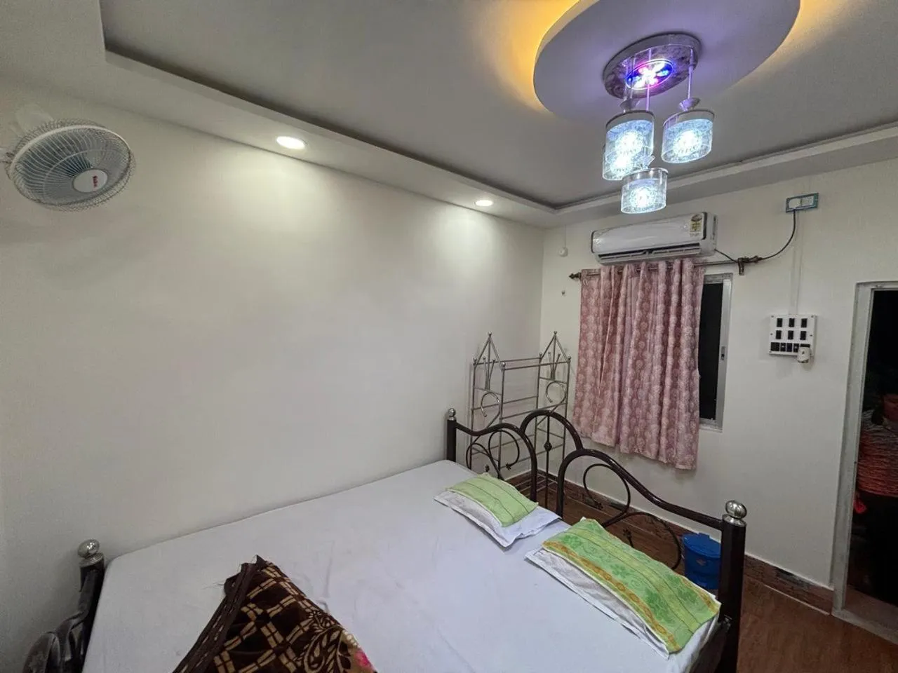 Photo of the whole room, Bed in Tapama Resort Bakkhali