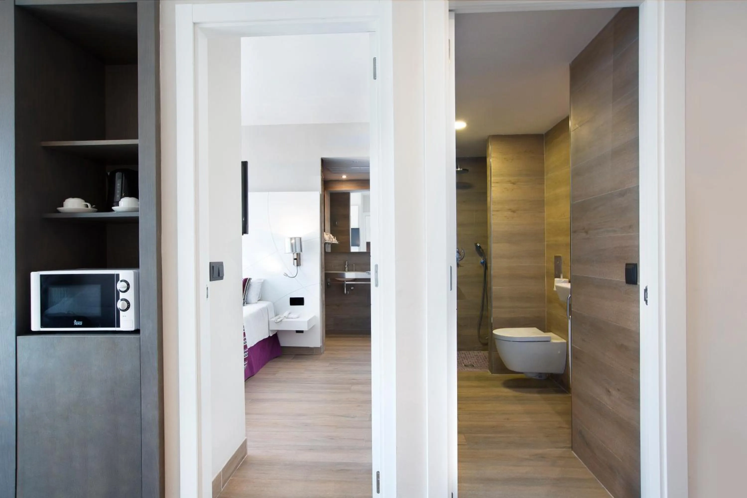Shower, Bed in Mar Hotels Playa de Muro Suites