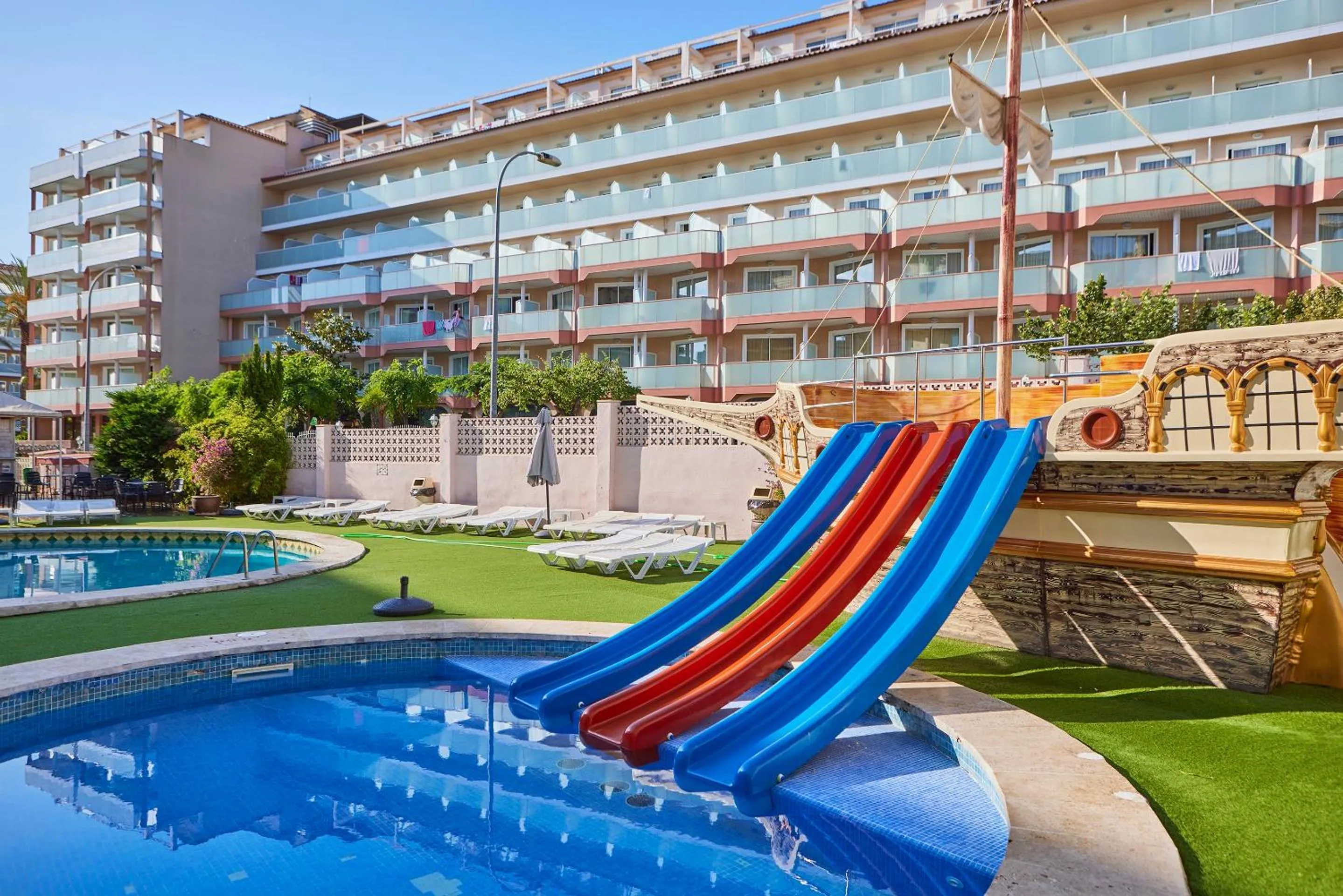 Swimming pool in Ona Don Juan