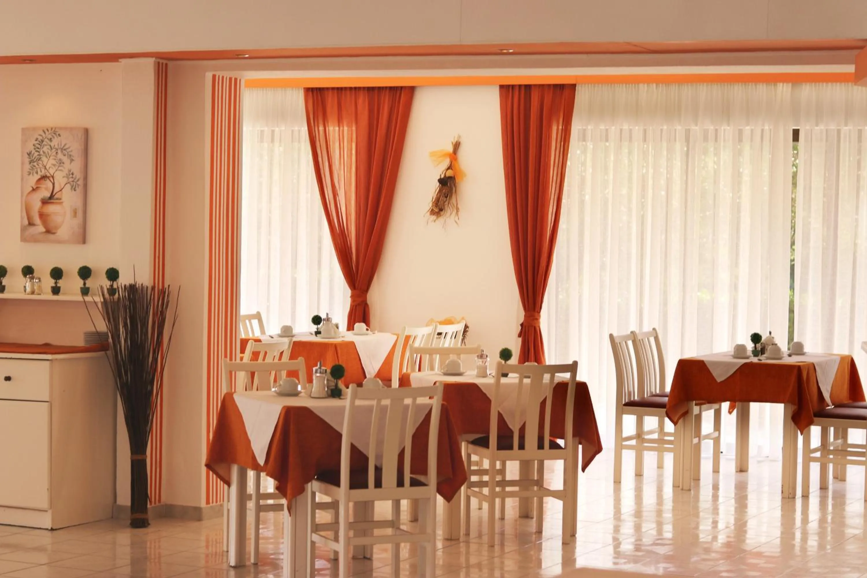 Restaurant/places to eat in Pegasus Hotel