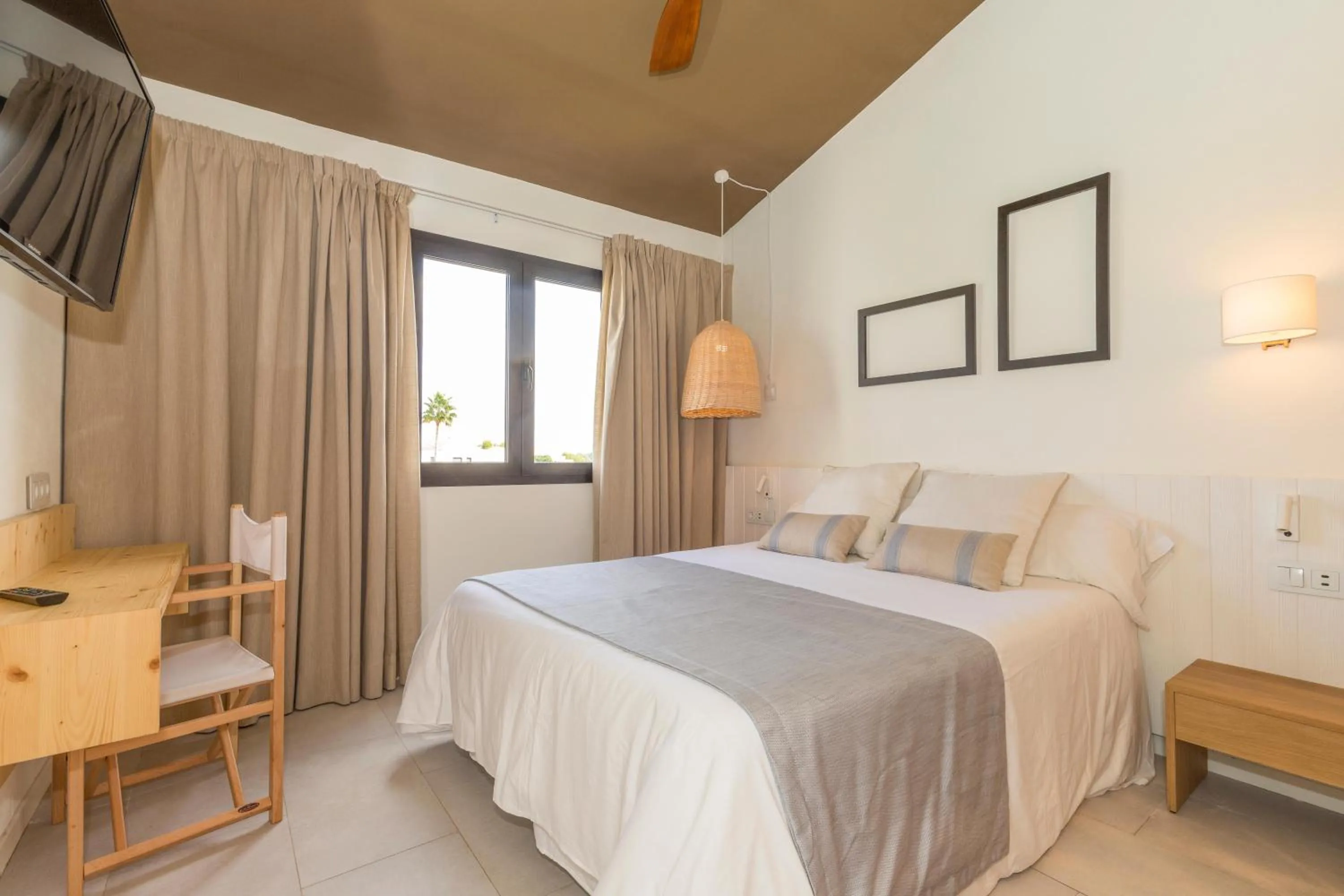 Photo of the whole room, Bed in MarSenses Paradise Club