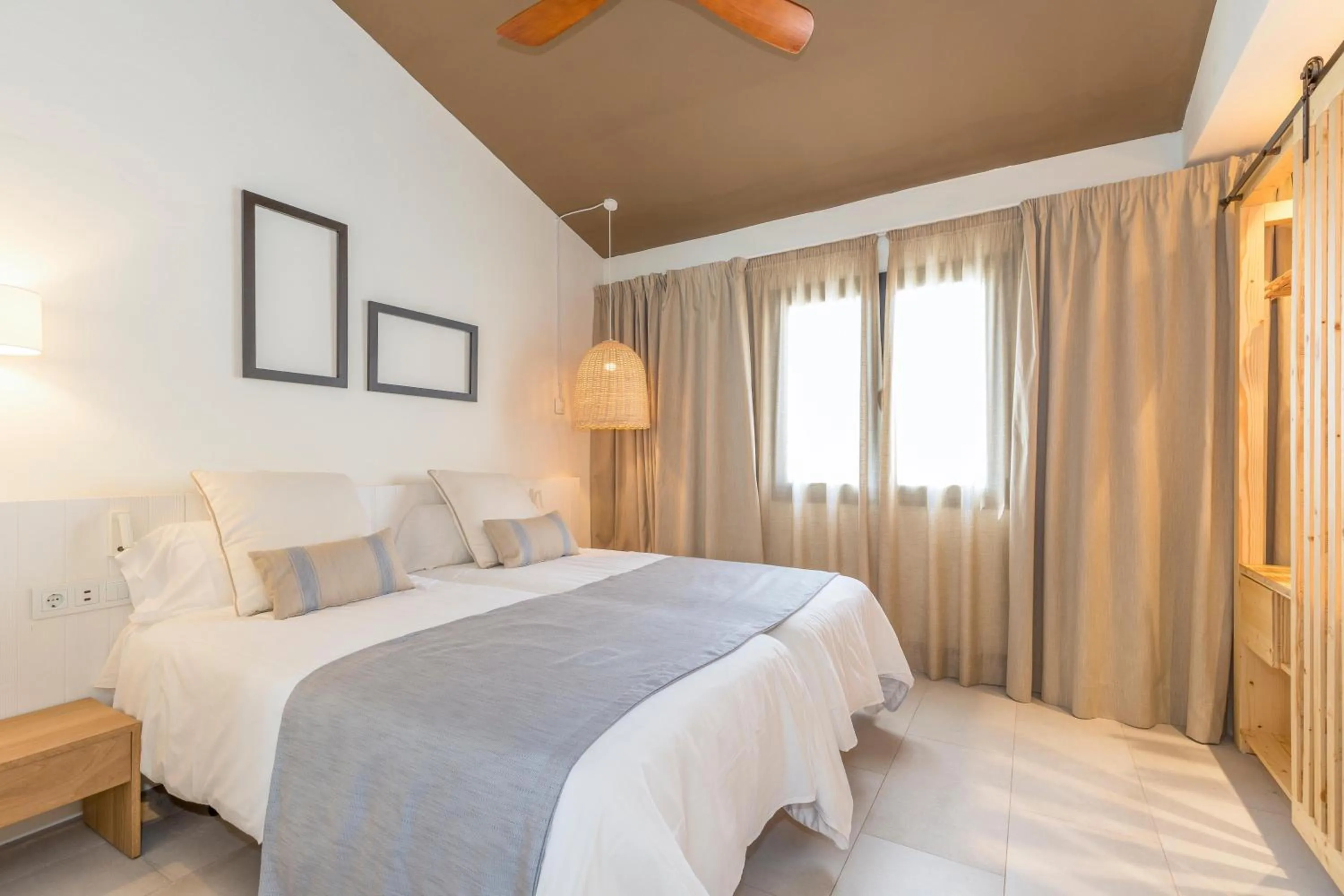 Photo of the whole room, Bed in MarSenses Paradise Club