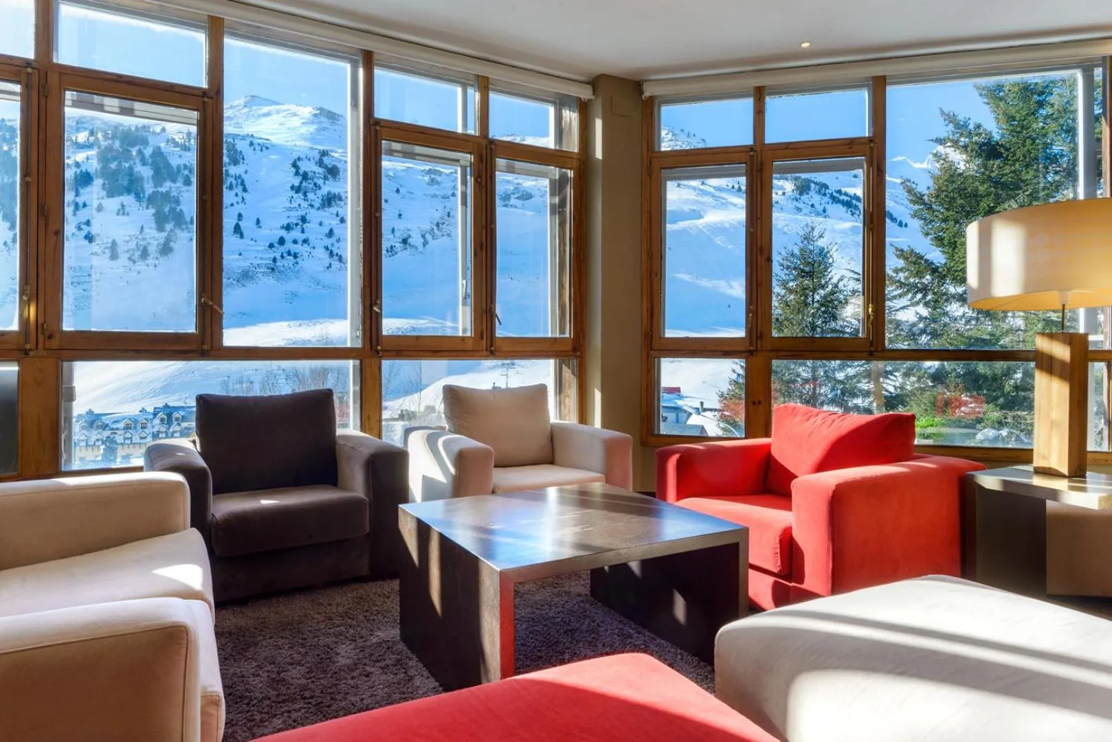 Communal lounge/ TV room in Hotel Tobazo