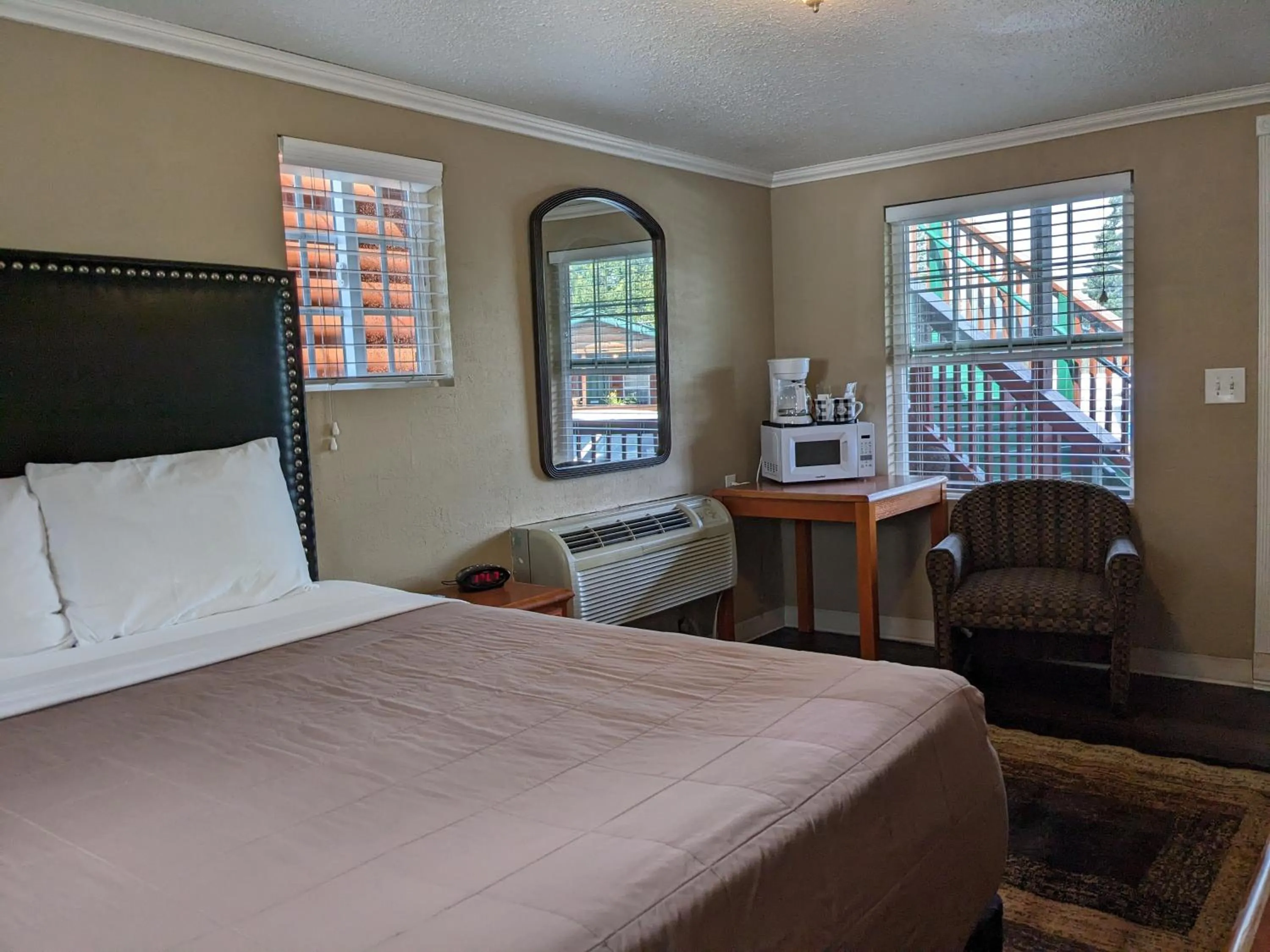 Bed in Bridge of The Gods Motel, Cabins & RV Park