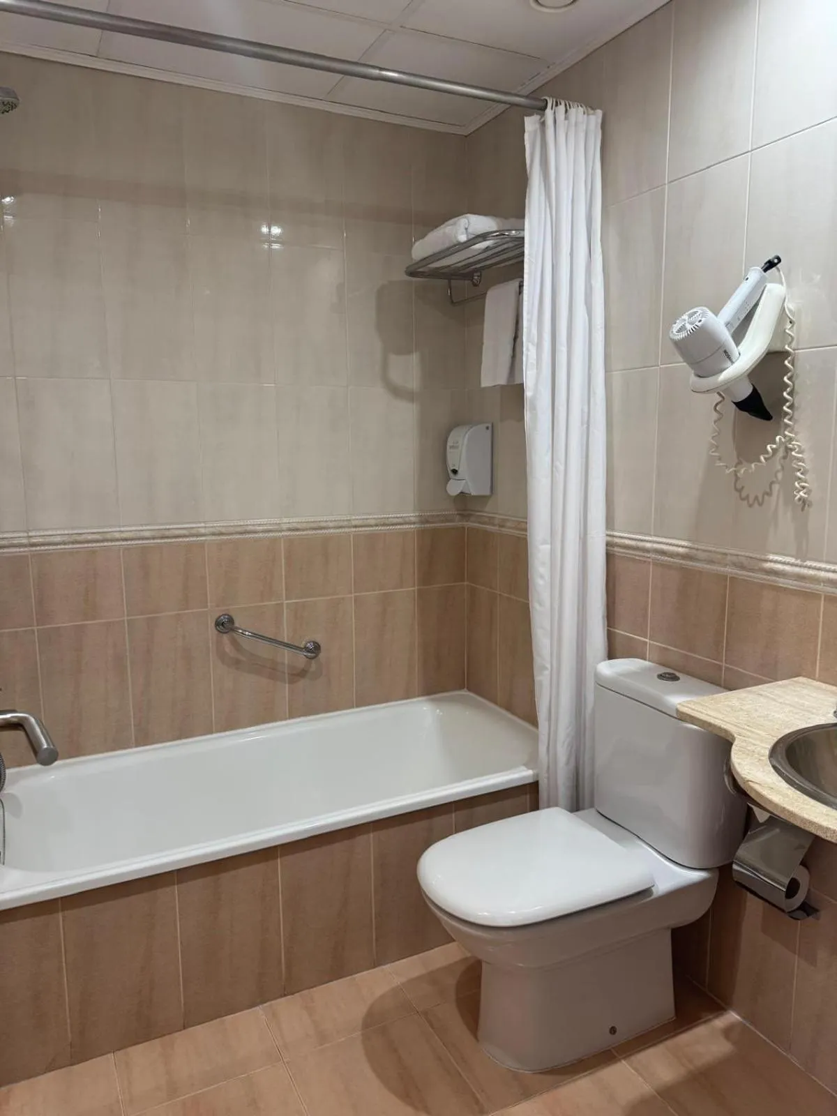 Bath in Hotel Plaza Inn