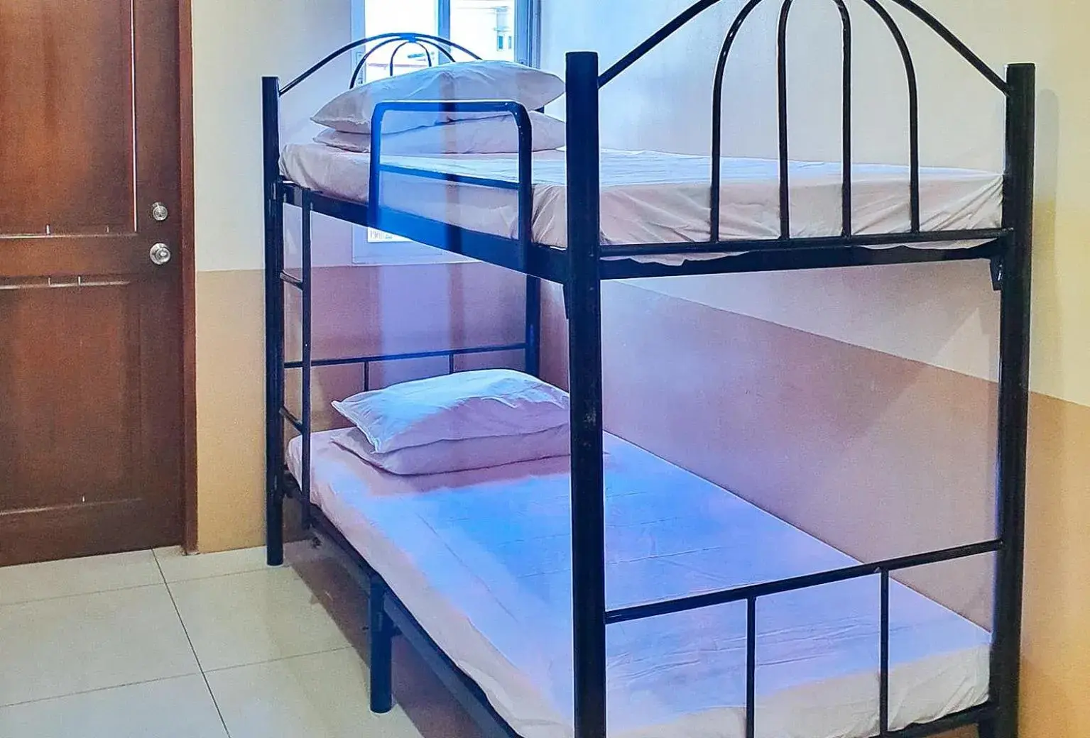 Standard Double Room in RedDoorz @ RSL Transient House Iloilo Standard Double Room in RedDoorz @ RSL Transient House Iloilo