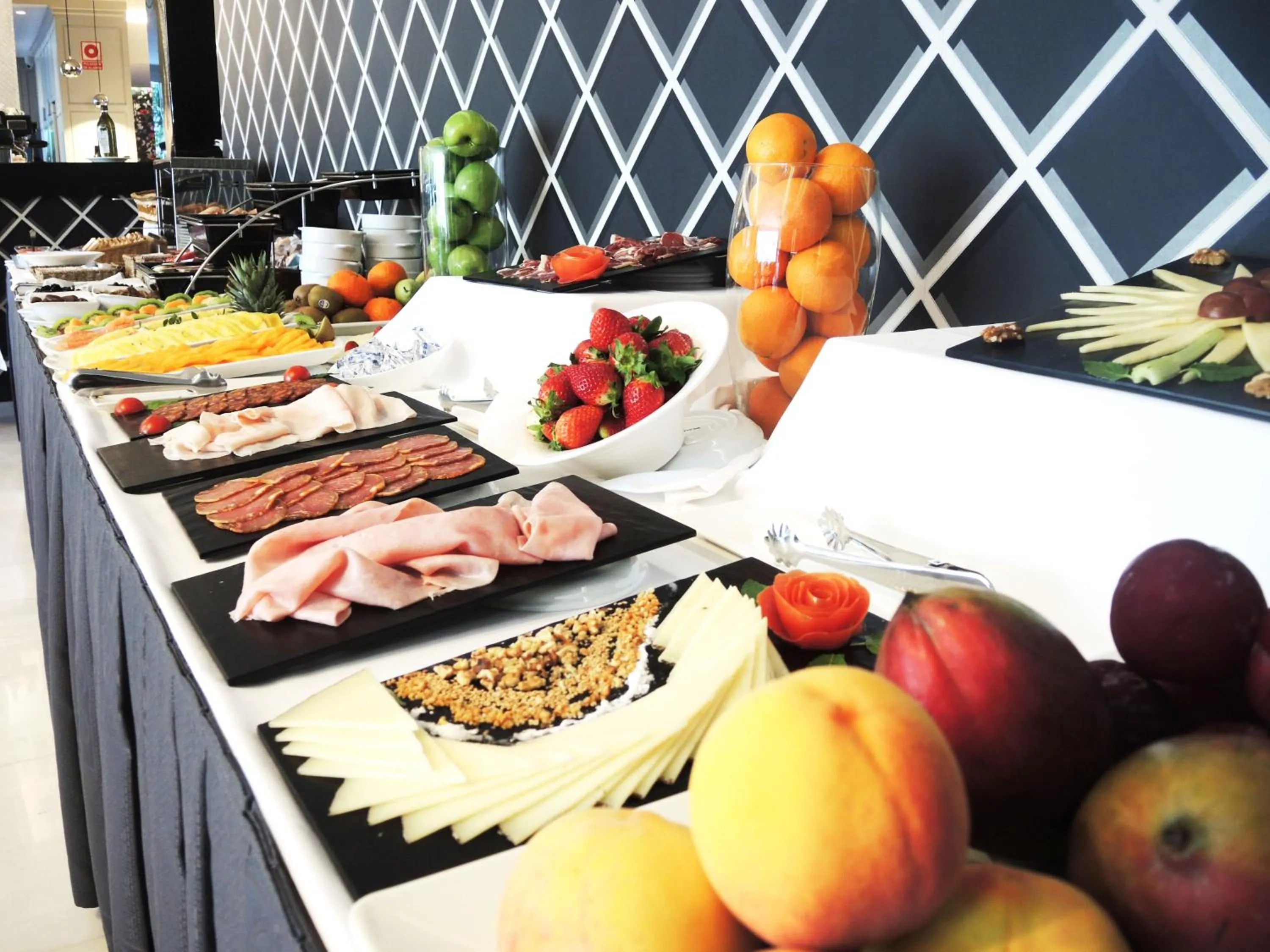 Breakfast in Aparthotel Monarque Sultán