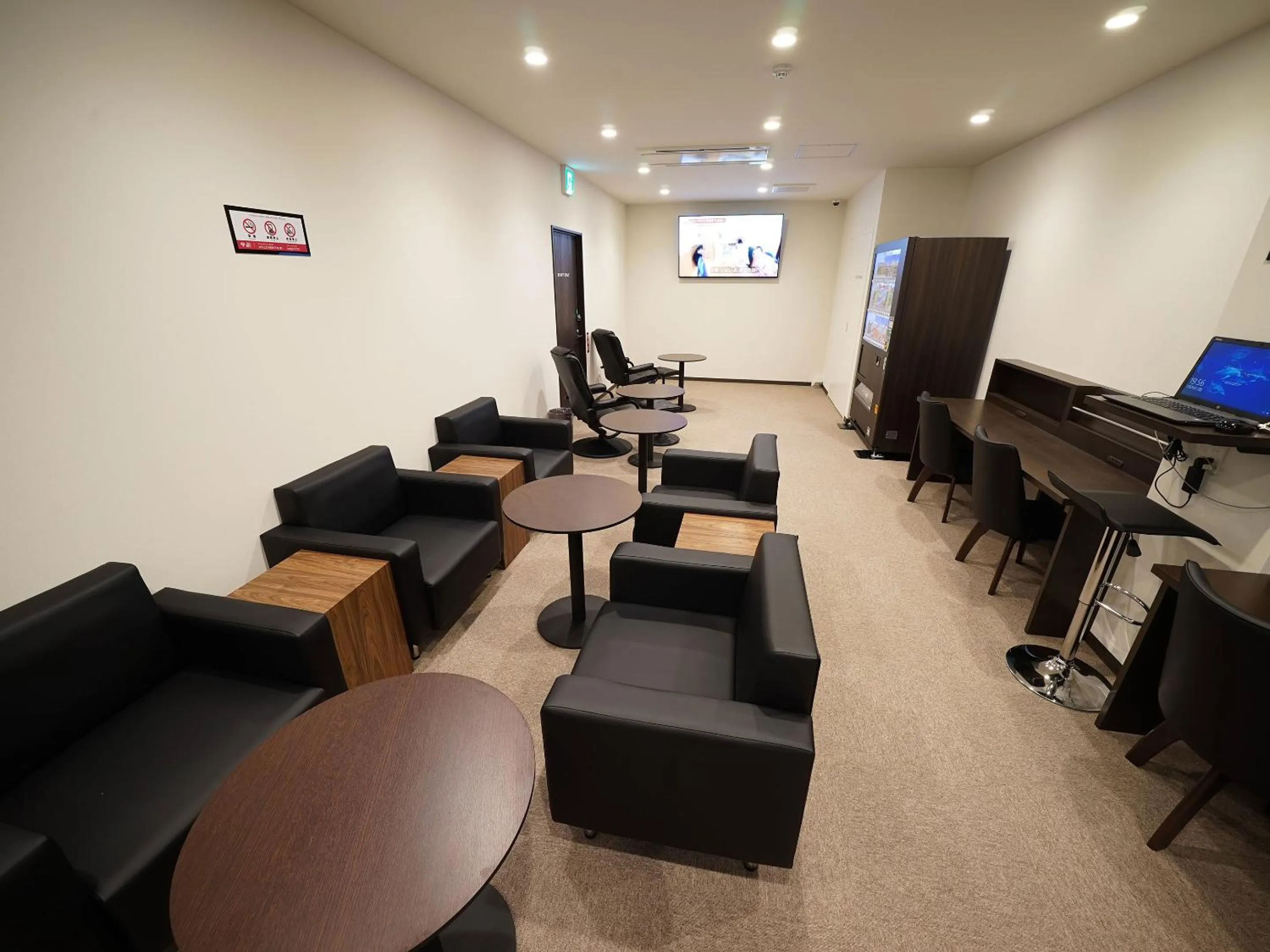 Communal lounge/ TV room in WELLCABIN TENJIN - Male Only