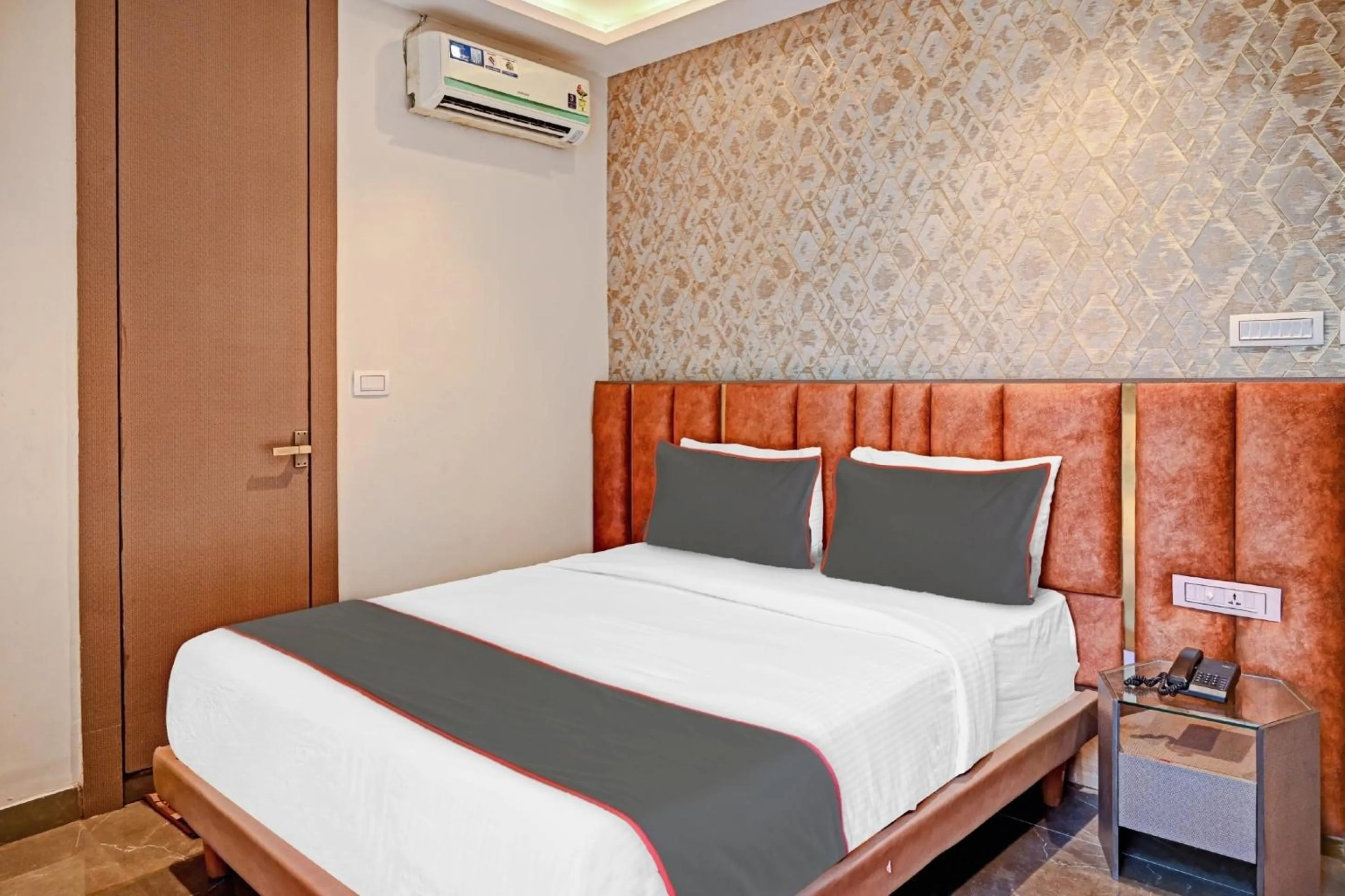 Bedroom, Bed in Super Hotel O Vrindavan