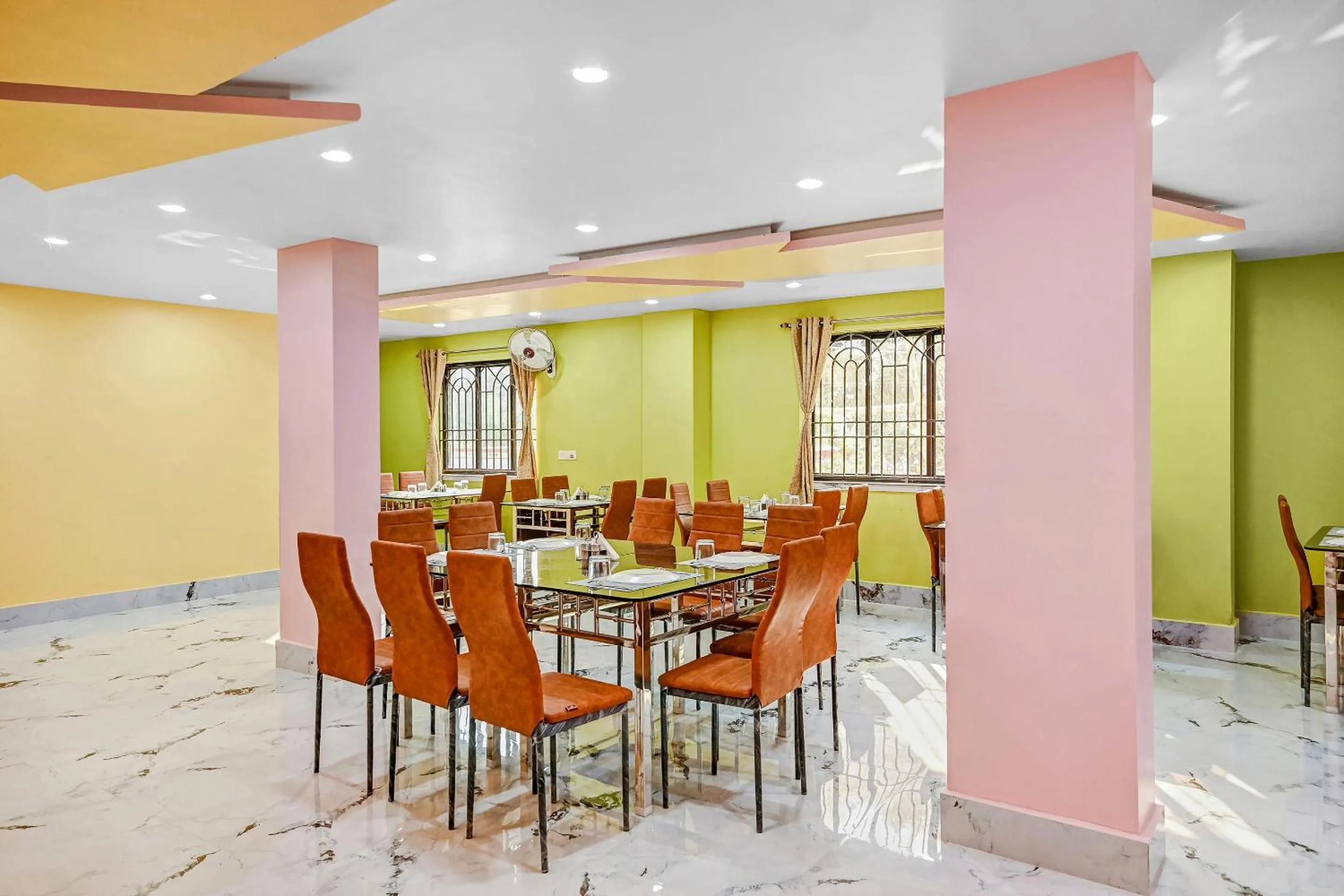 Restaurant/places to eat in Super Hotel O Mahal