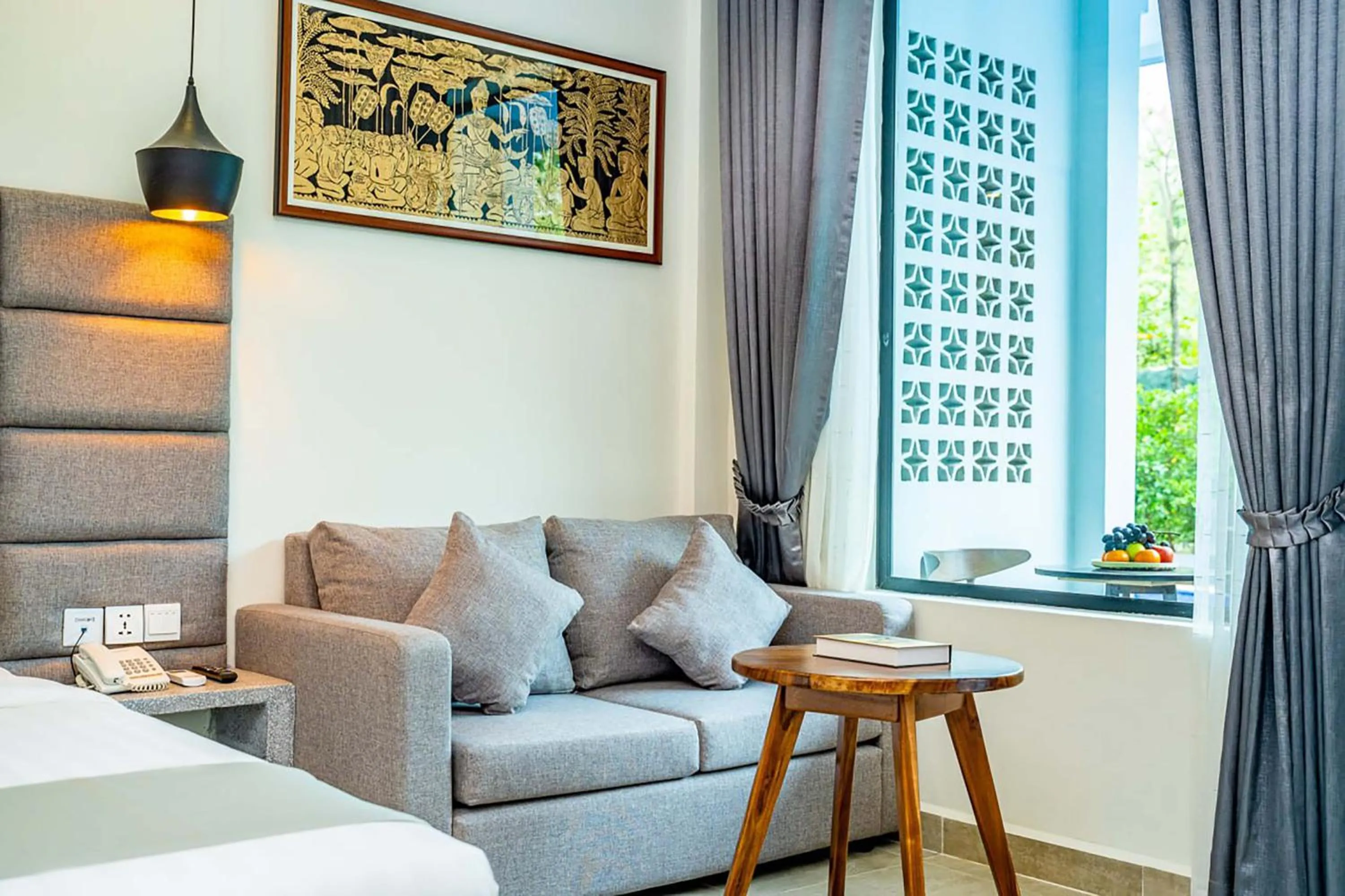 Living room in Rainforest Hotel by NSUN