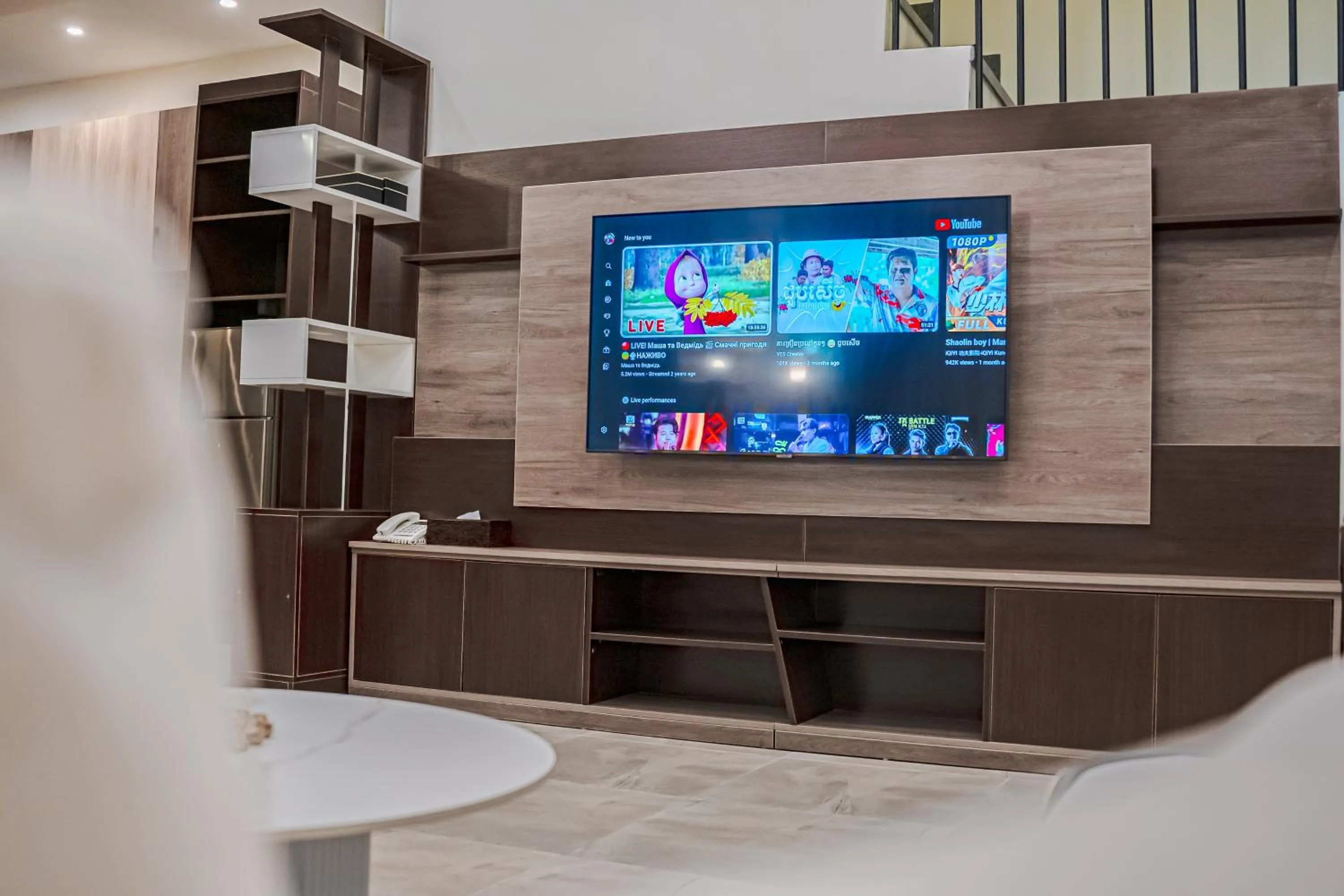 Communal lounge/ TV room in Rainforest Hotel by NSUN