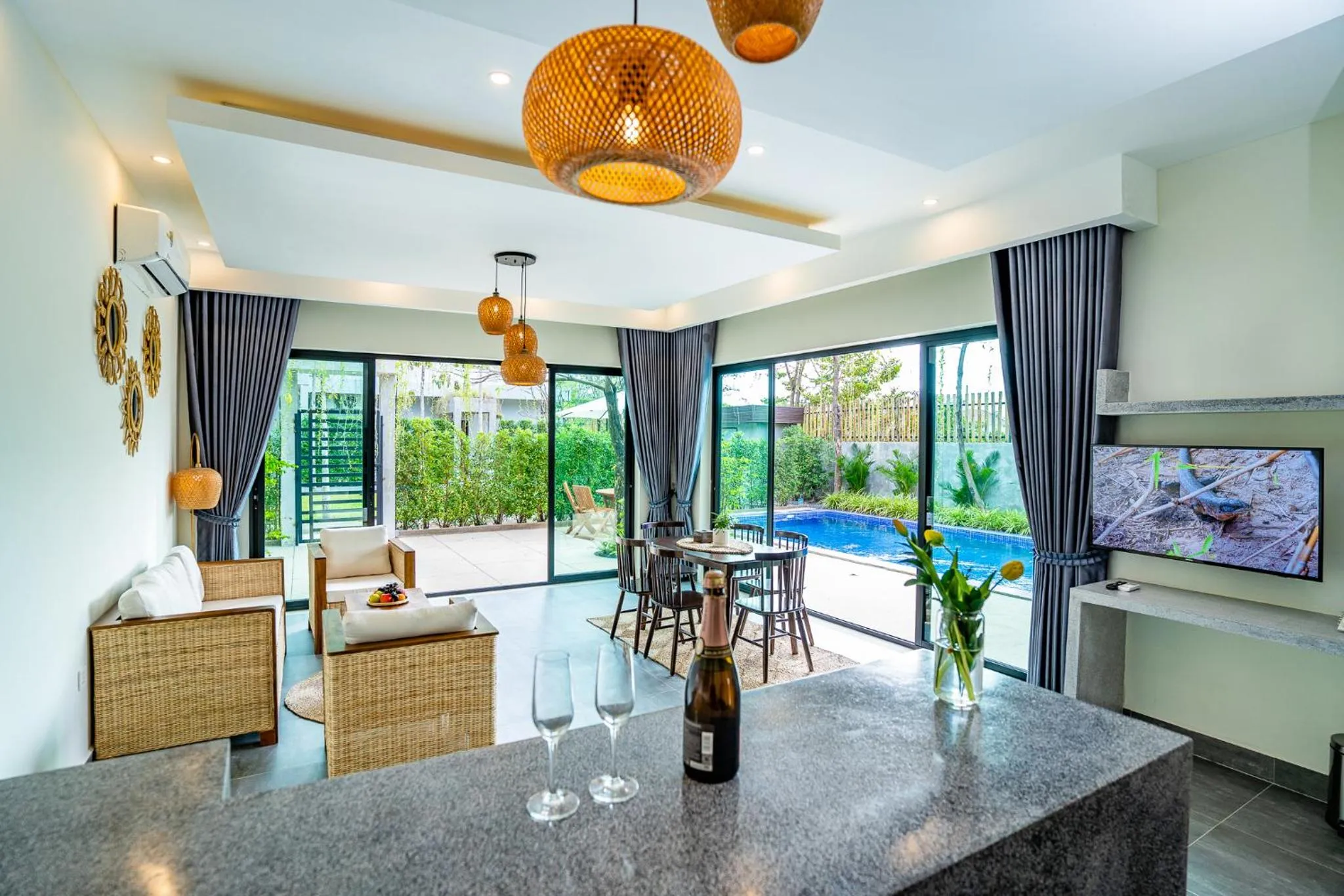 TV and multimedia in Rainforest Hotel by NSUN