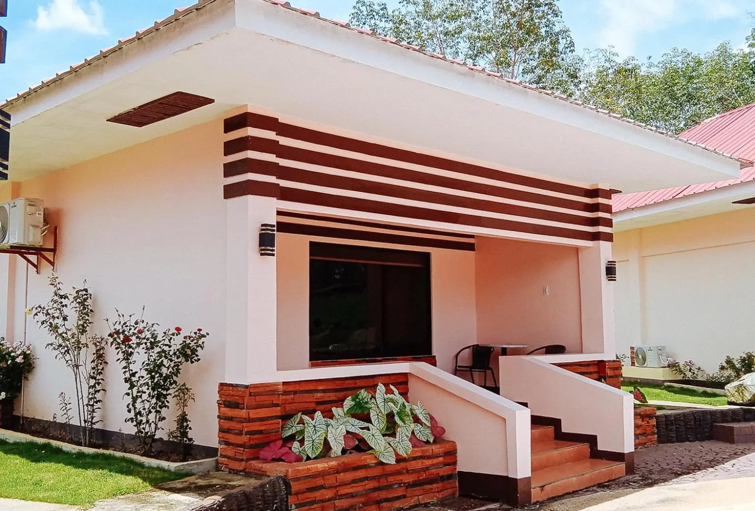 Property building in RedDoorz @ Sundance Mountain Resort Tampilisan