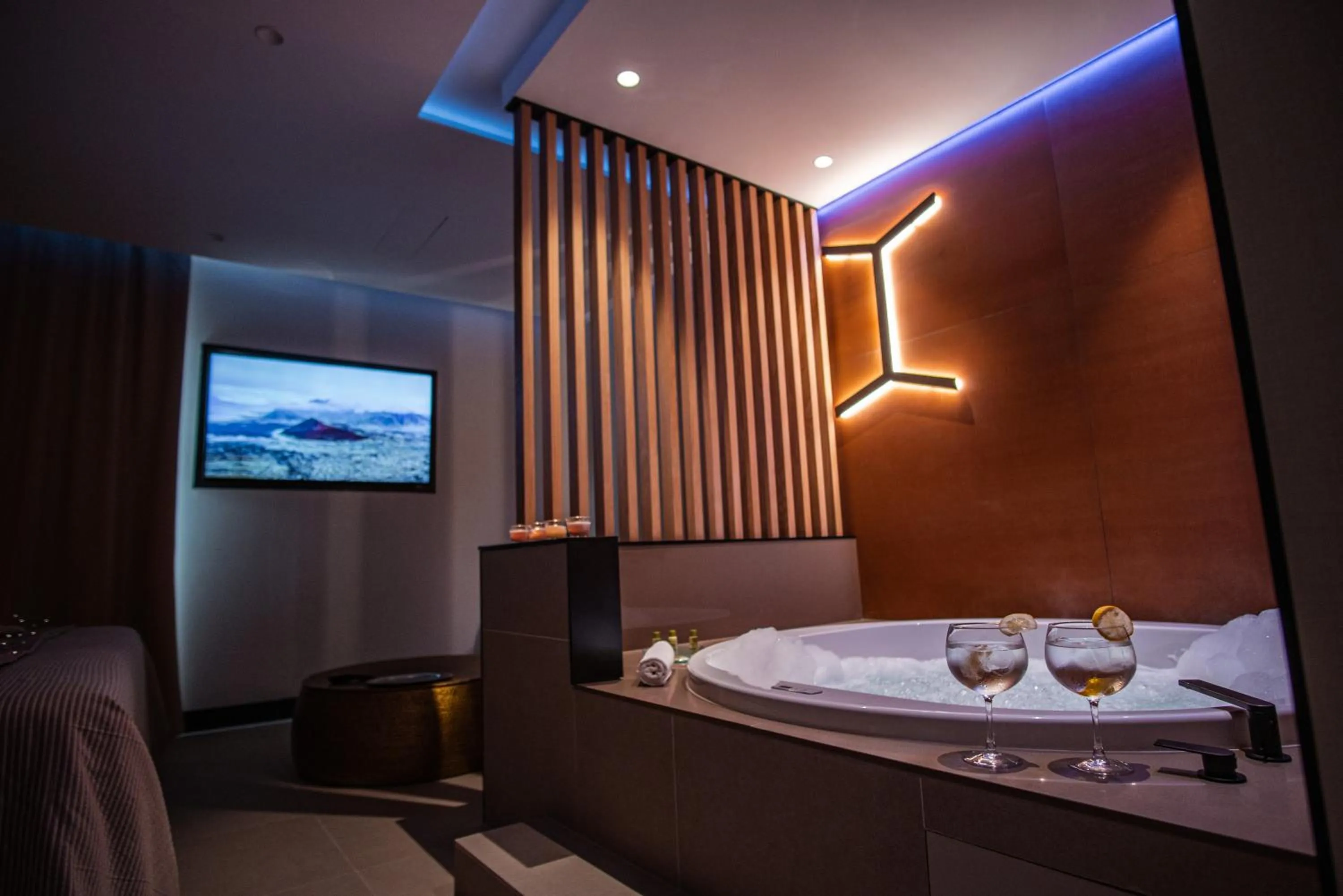 Bathroom, Bed in Felix Hotel