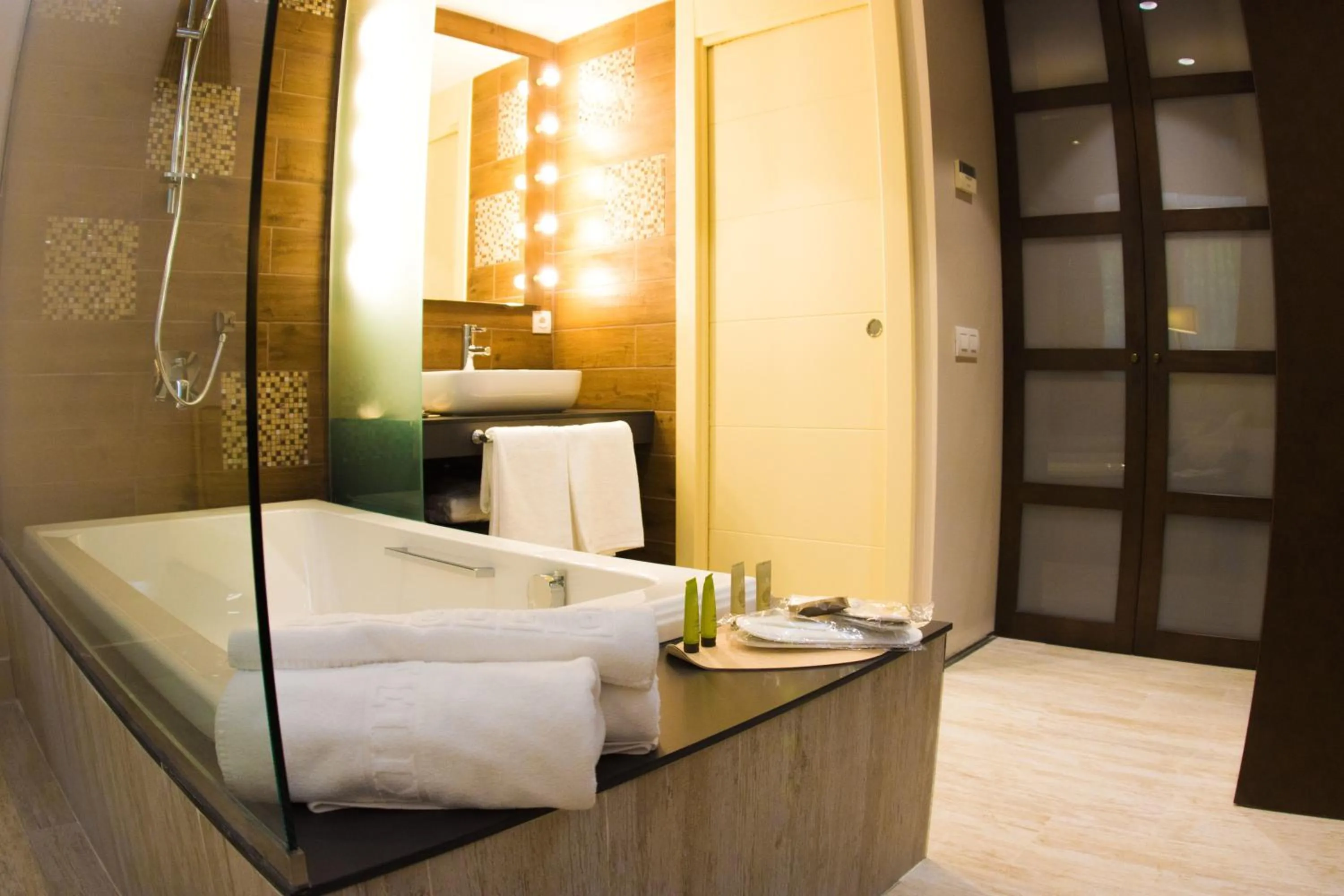 Bathroom, Bed in Felix Hotel