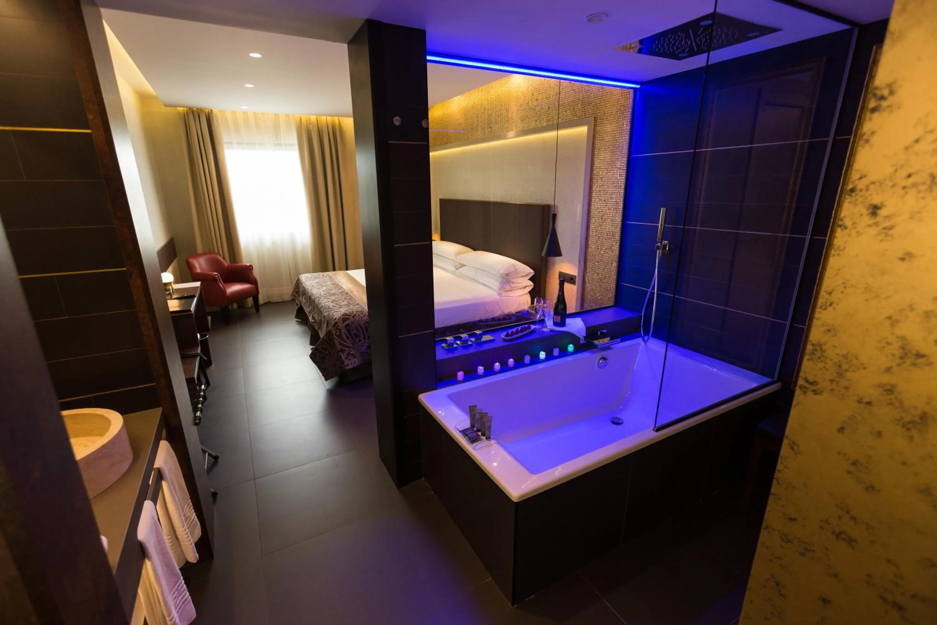 Hot Tub, Bed in Felix Hotel