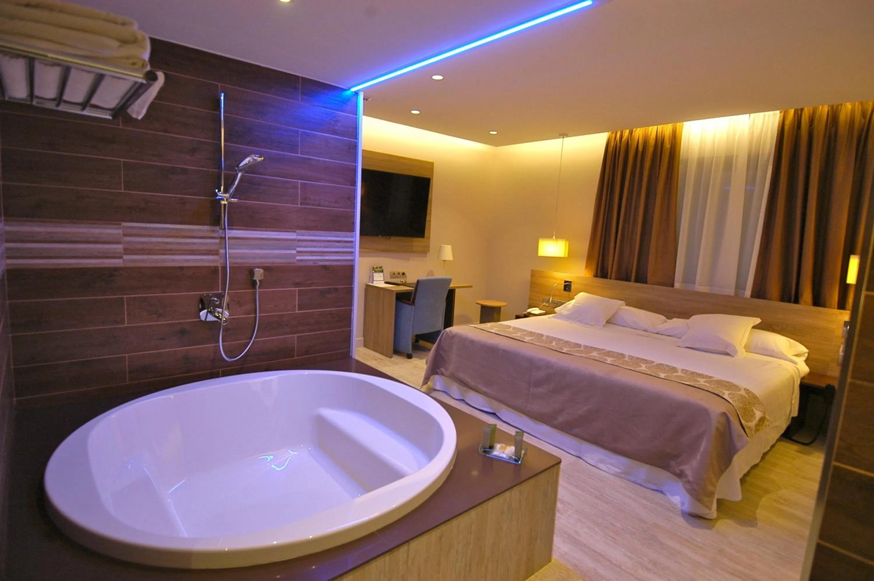 Photo of the whole room, Bed in Felix Hotel