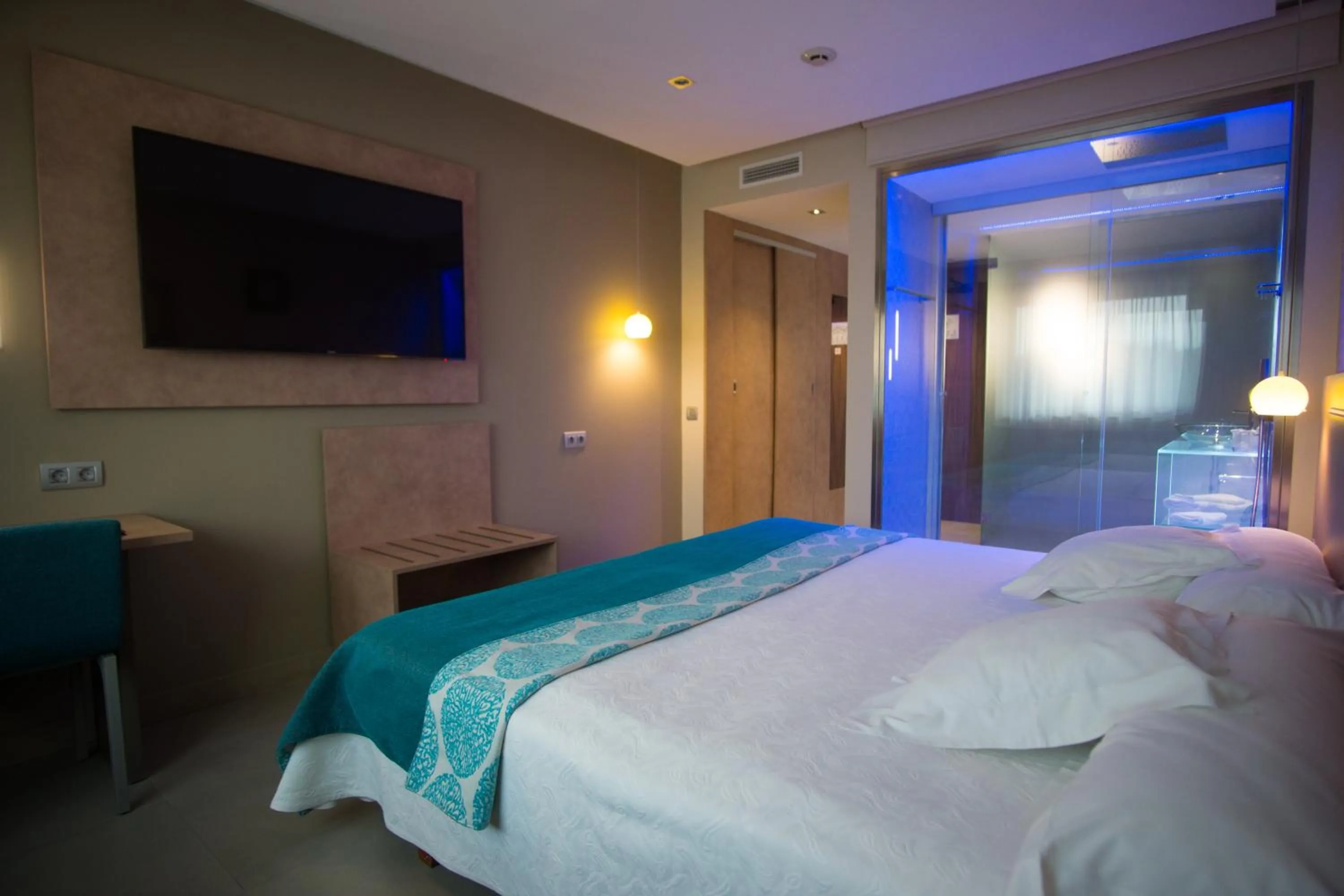 Shower, Bed in Felix Hotel