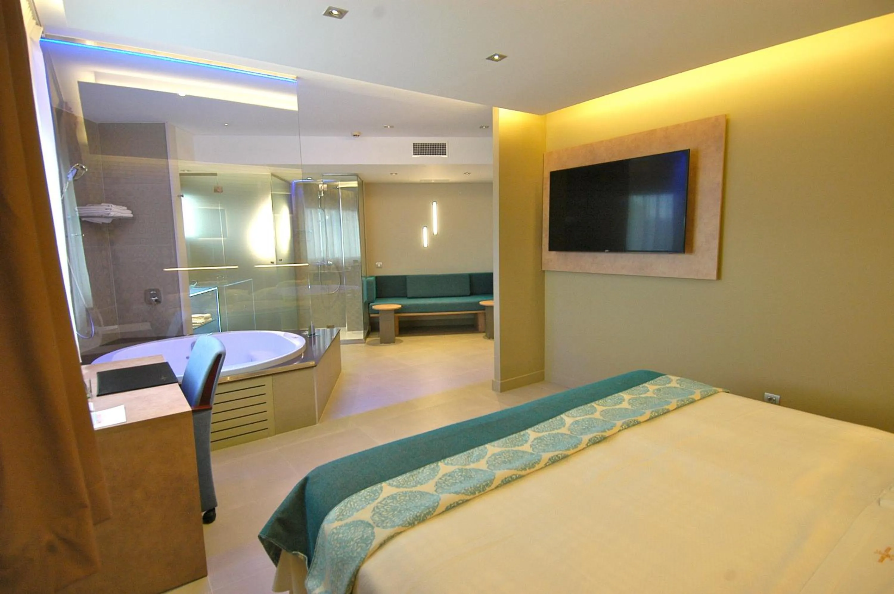 Hot Tub, Bed in Felix Hotel