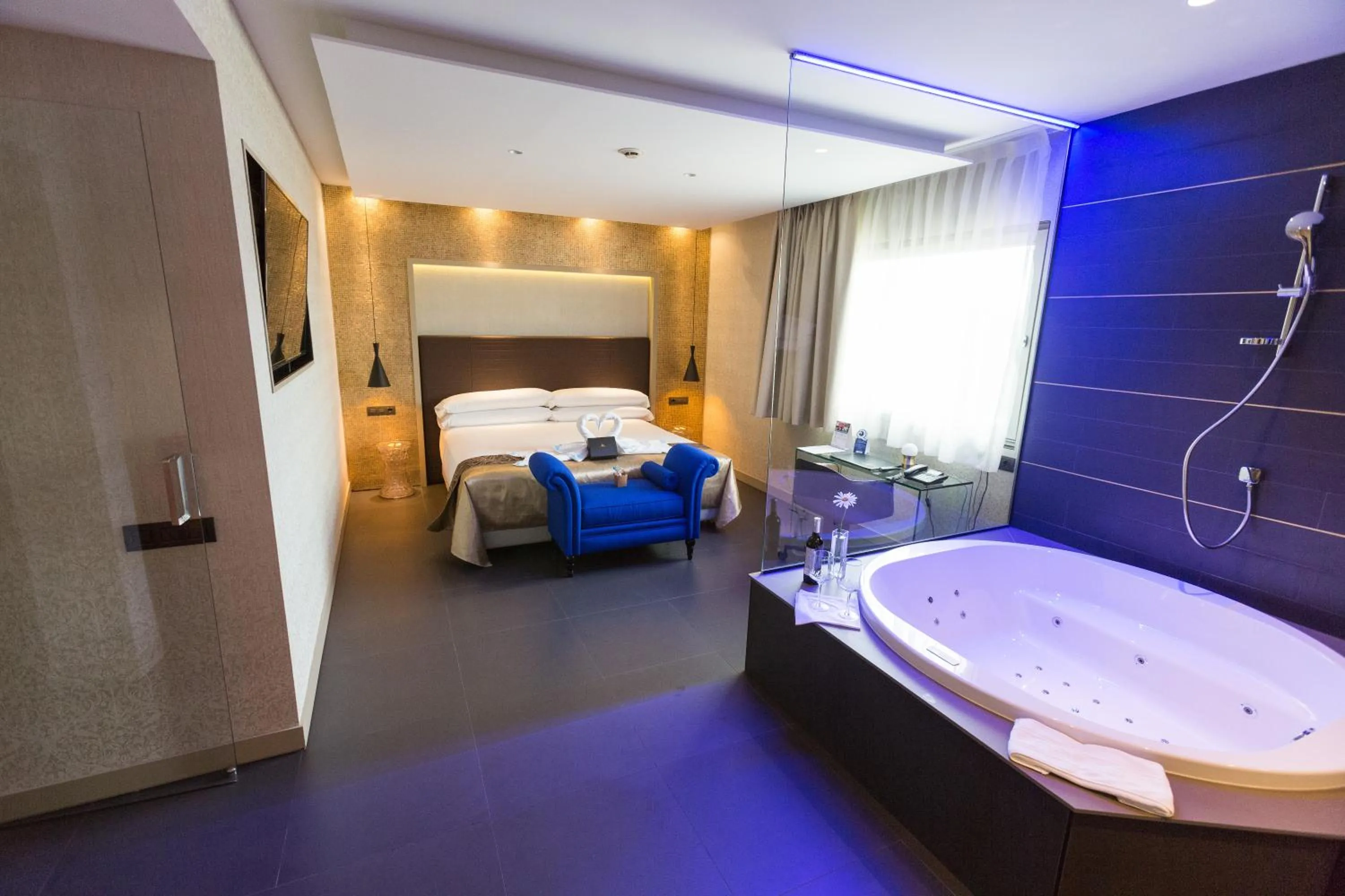 Hot Tub, Bed in Felix Hotel