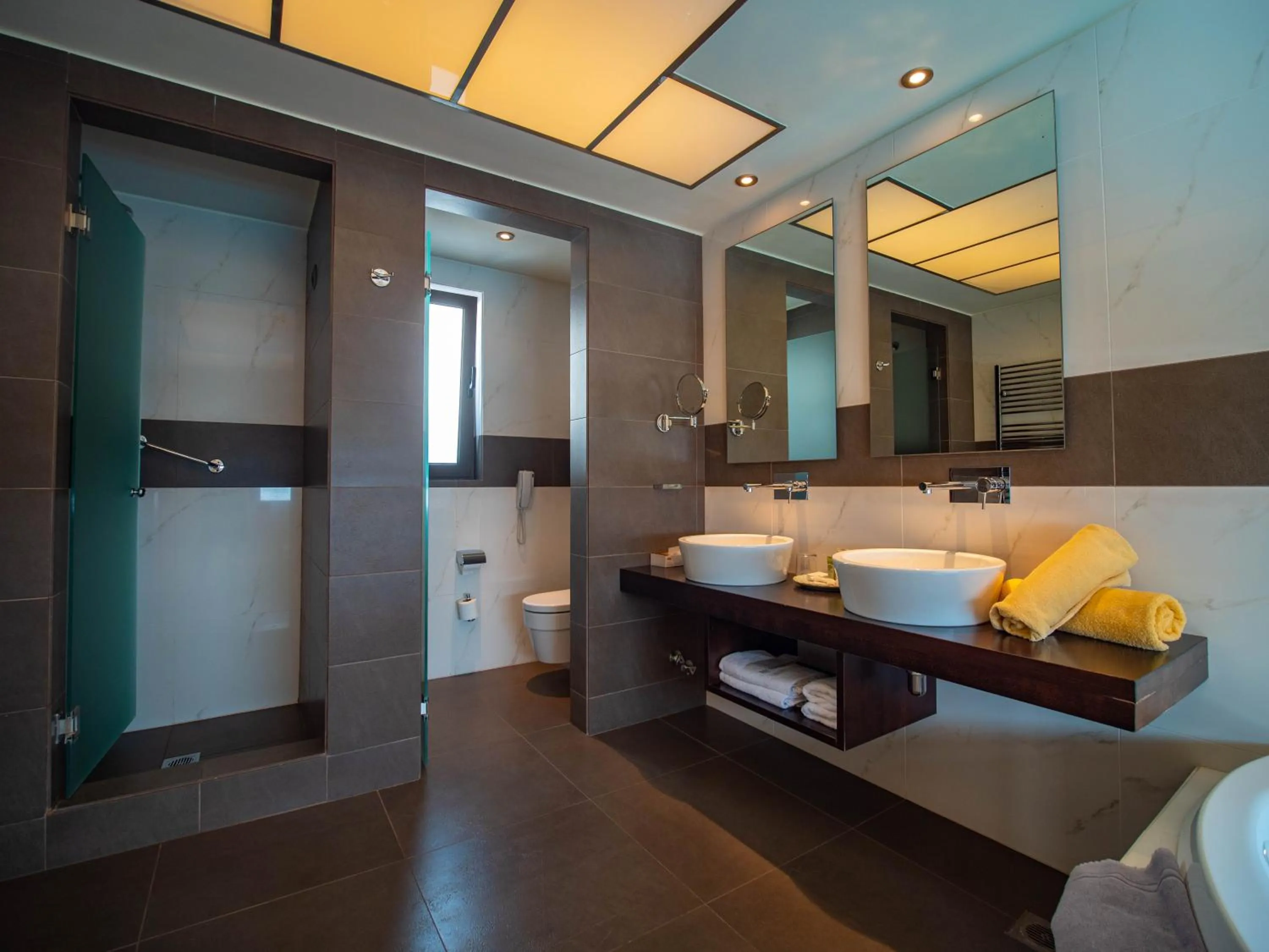 Bathroom, Bed in Wyndham Loutraki Poseidon Resort