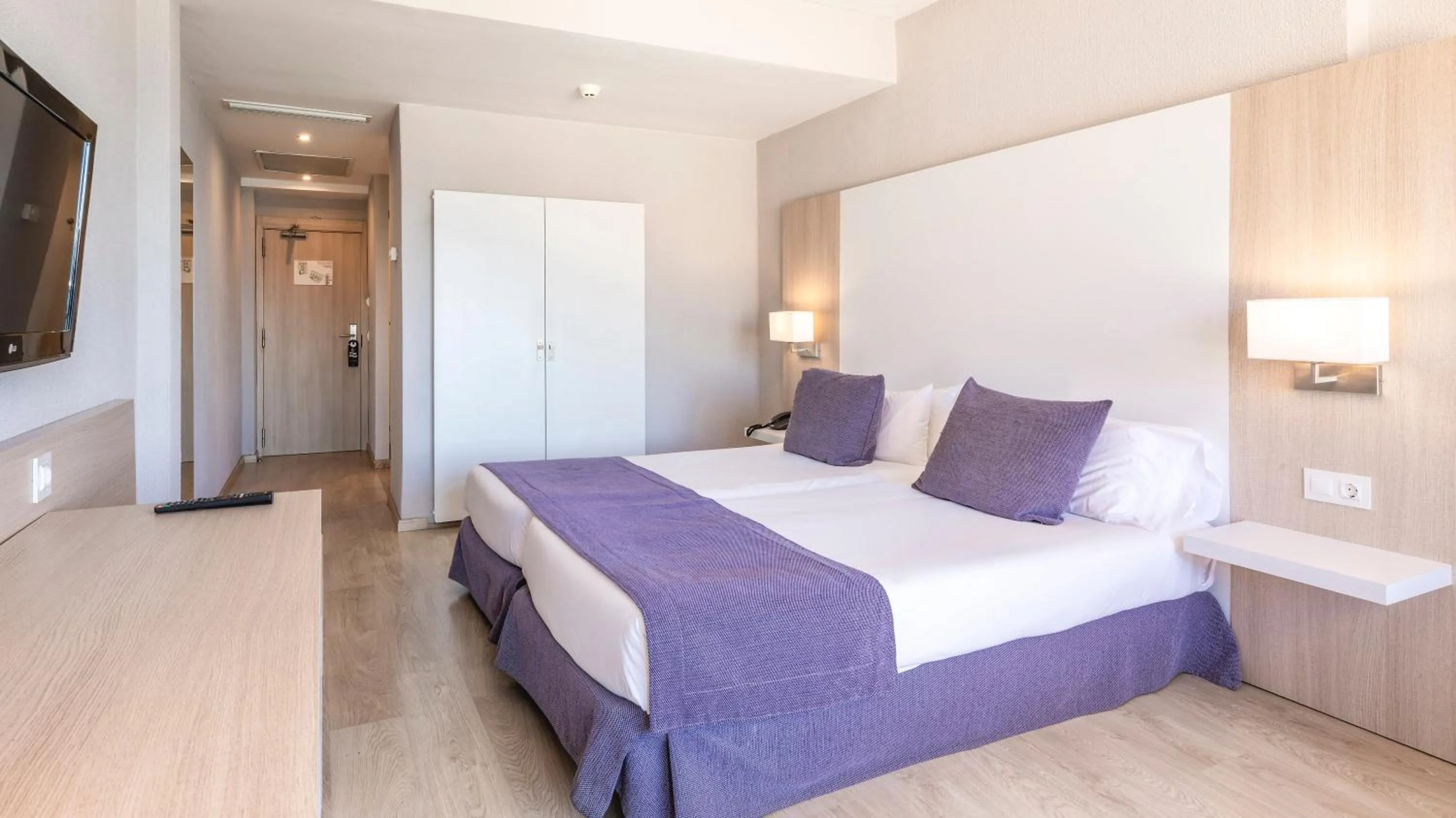 Balcony/Terrace, Bed in Hotel Be Live Adults Only Marivent