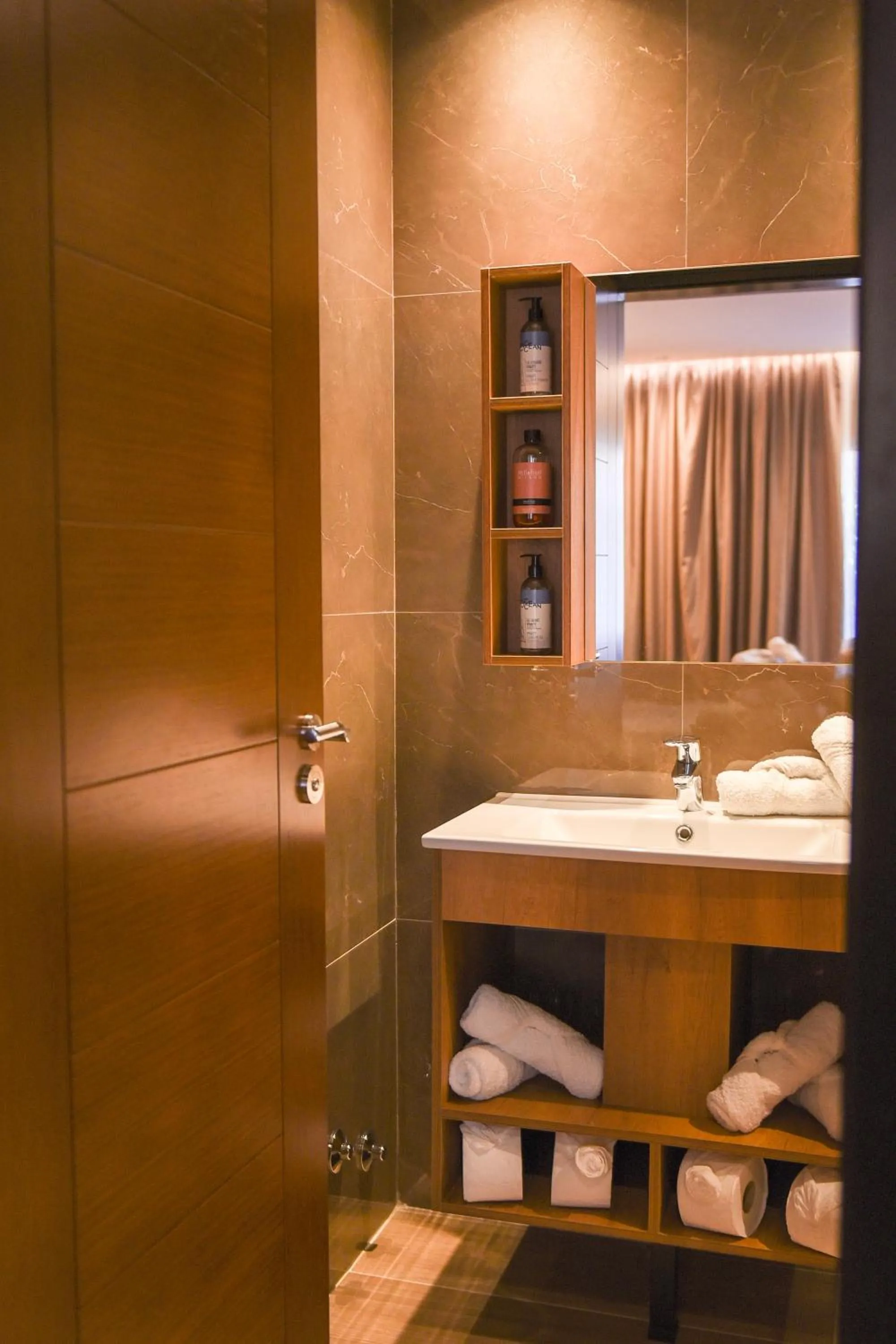 Shower in Padel Olivia's Hill Resort