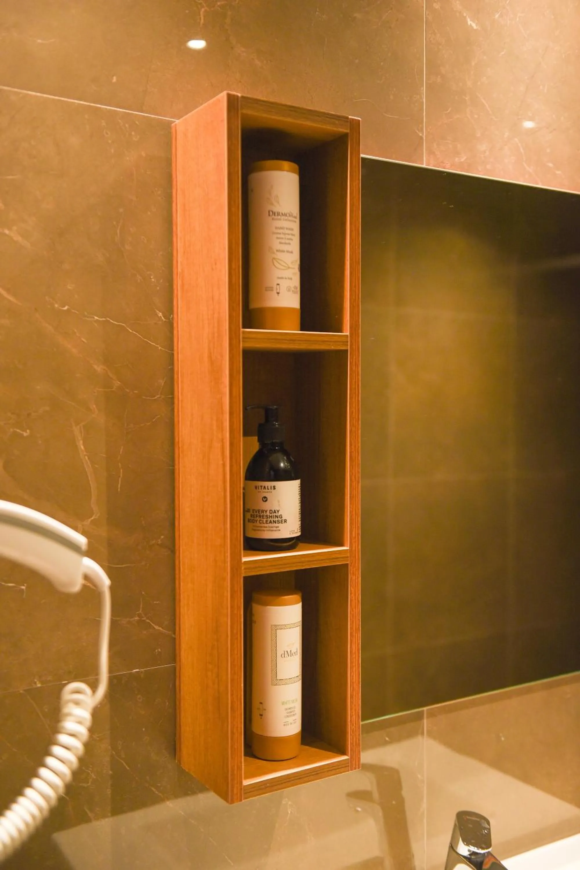 Shower in Padel Olivia's Hill Resort