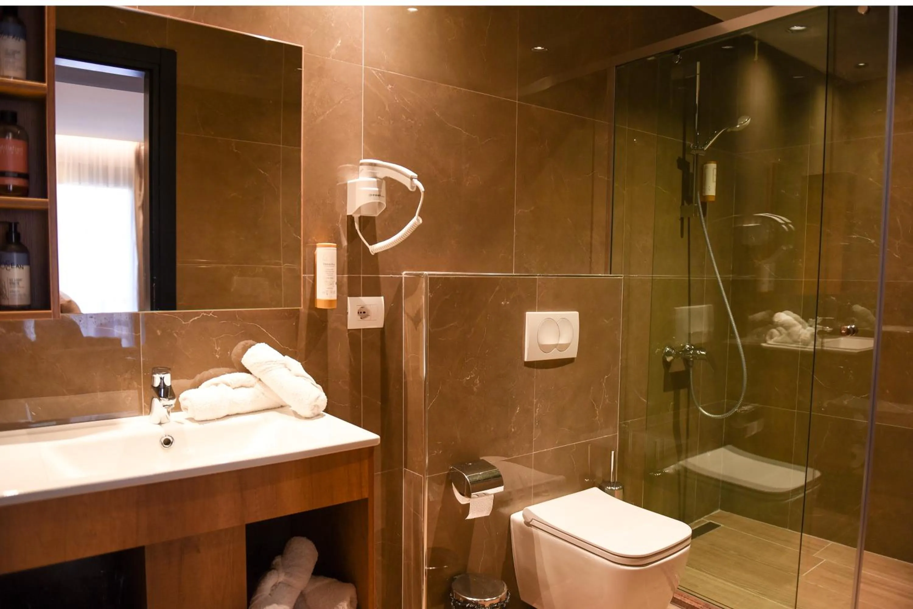 Shower in Padel Olivia's Hill Resort