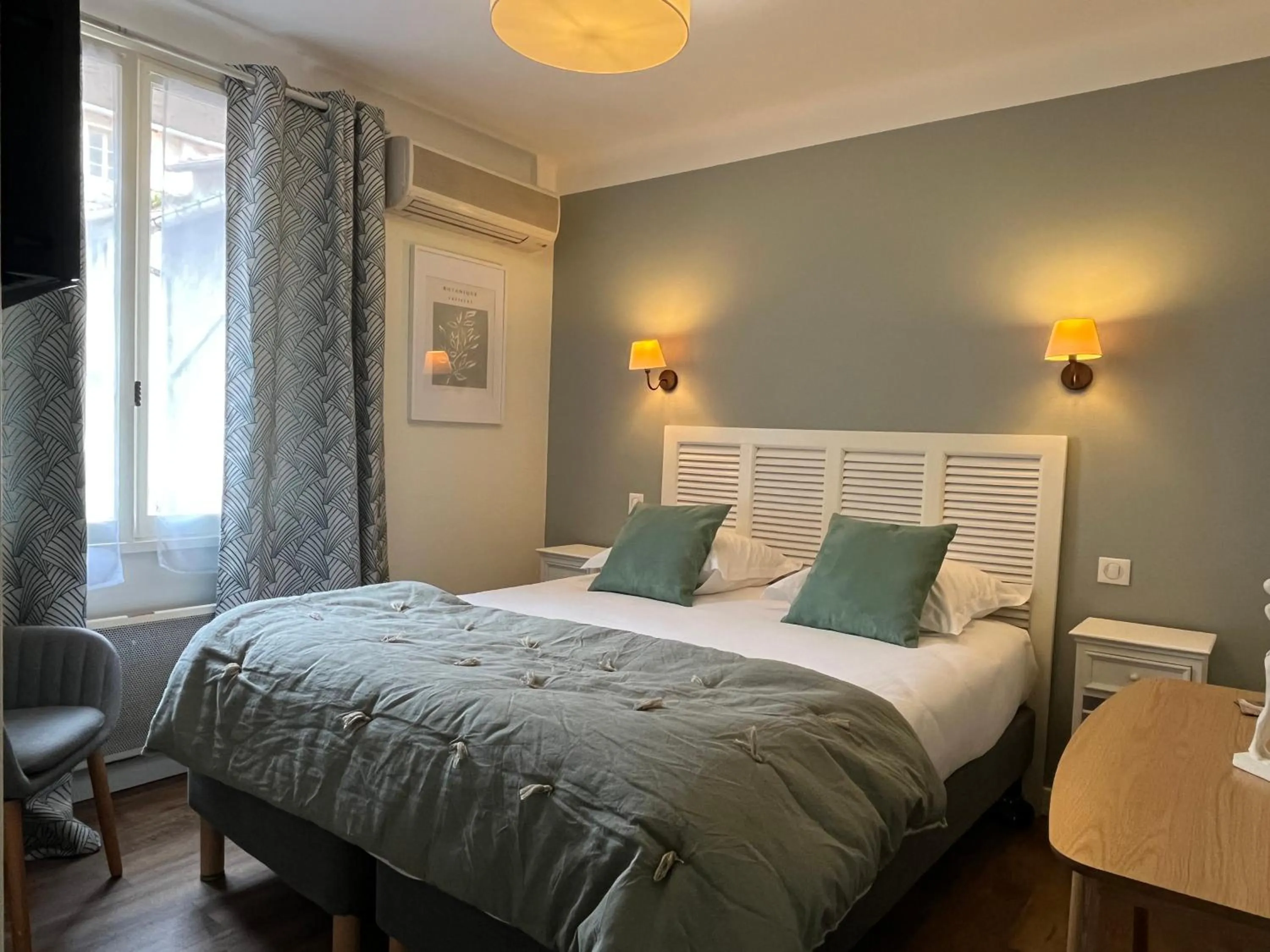 View (from property/room), Bed in Le Clos d'Orange - Hotel & ville de Provence