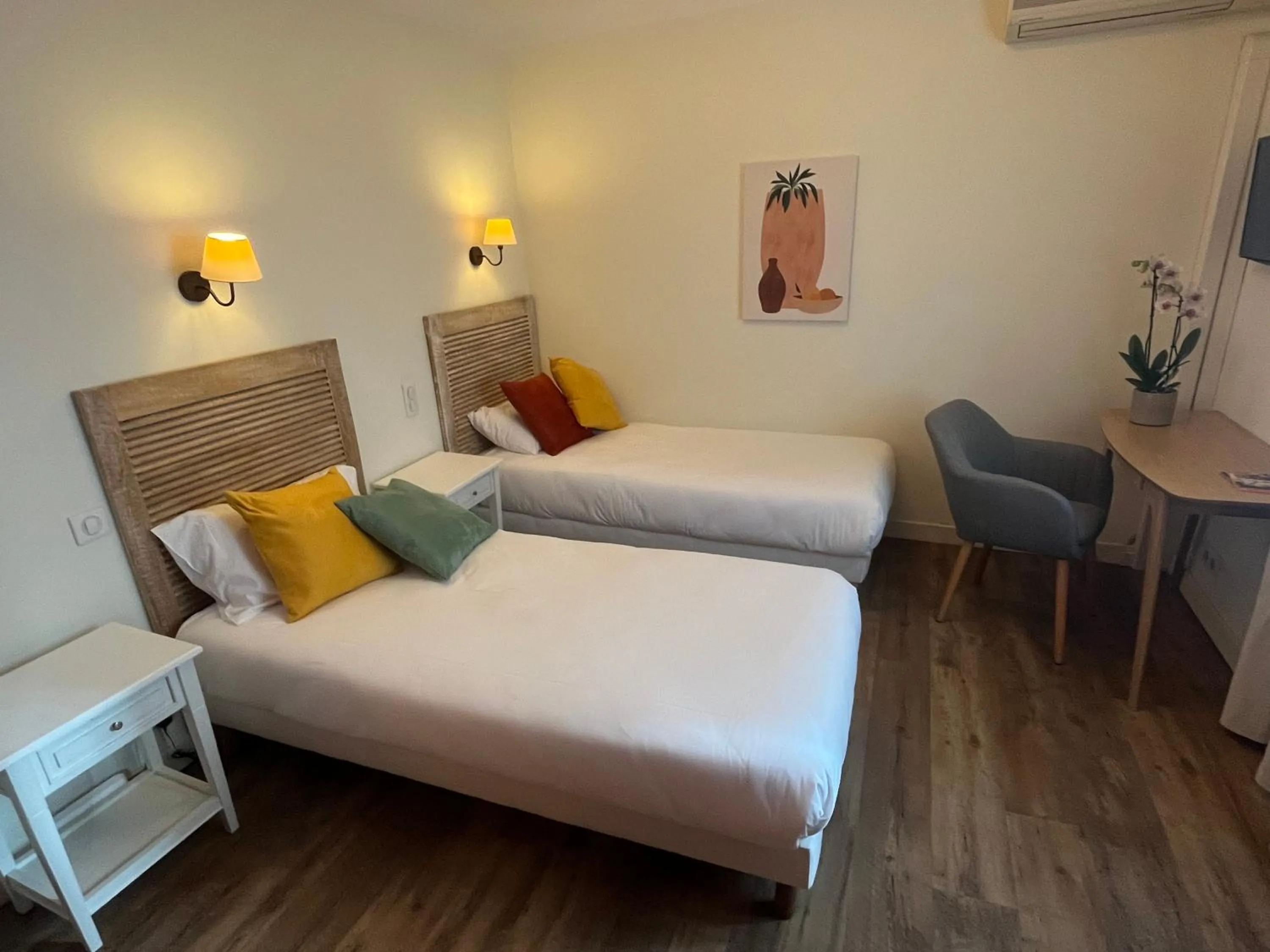 Photo of the whole room, Bed in Le Clos d'Orange - Hotel & ville de Provence