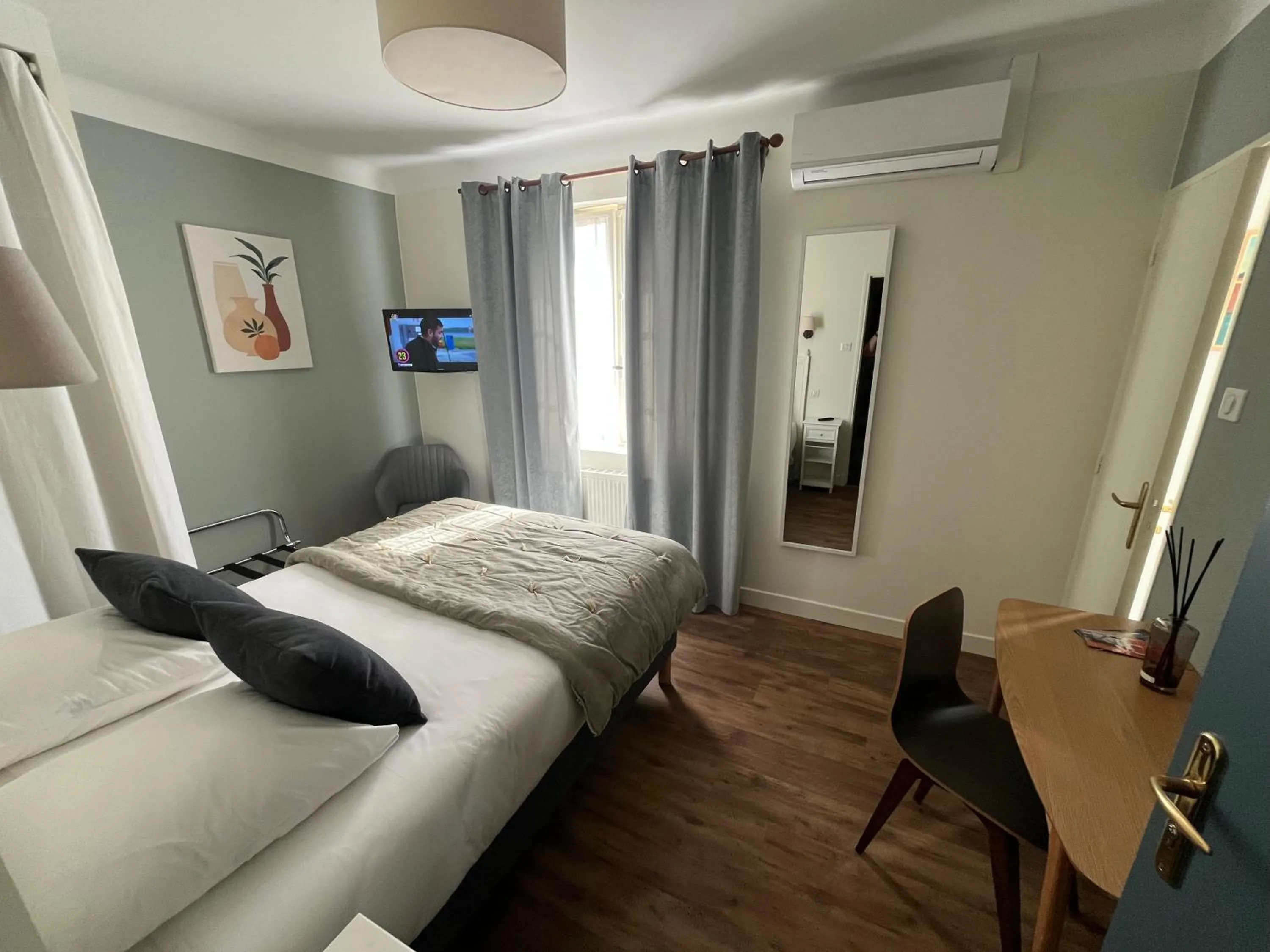 View (from property/room), Bed in Le Clos d'Orange - Hotel & ville de Provence