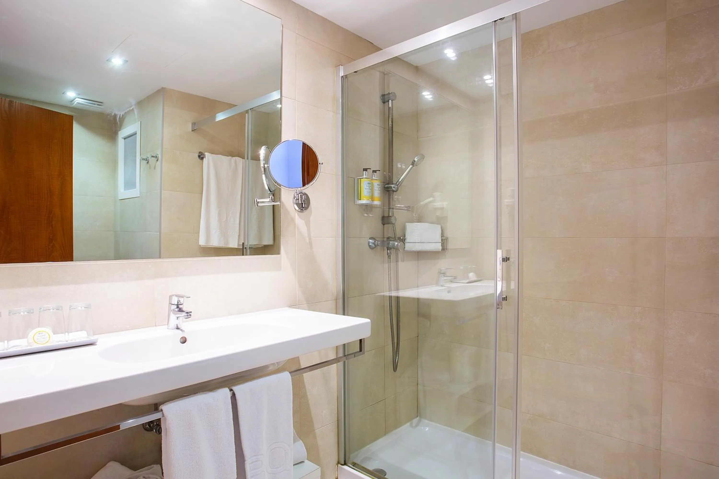 Bathroom in BQ Can Picafort Hotel