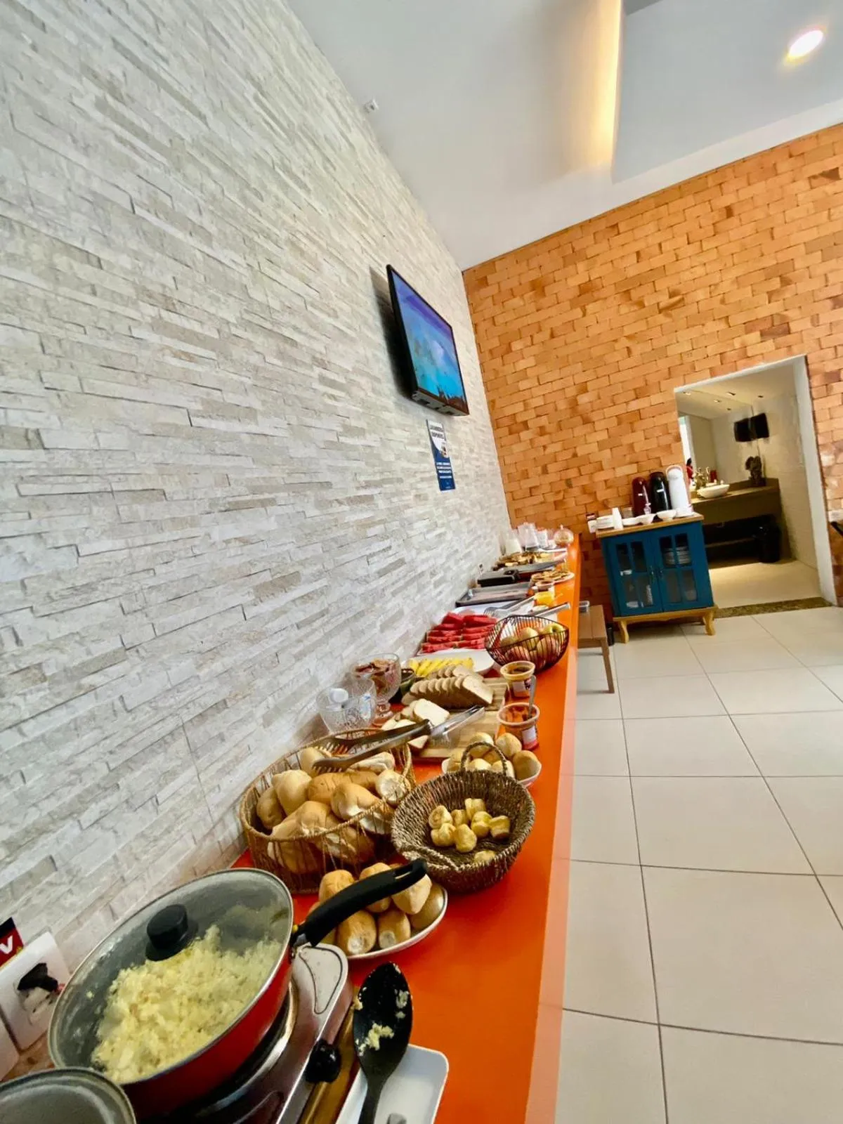 Restaurant/places to eat in 55 Smart Hotel