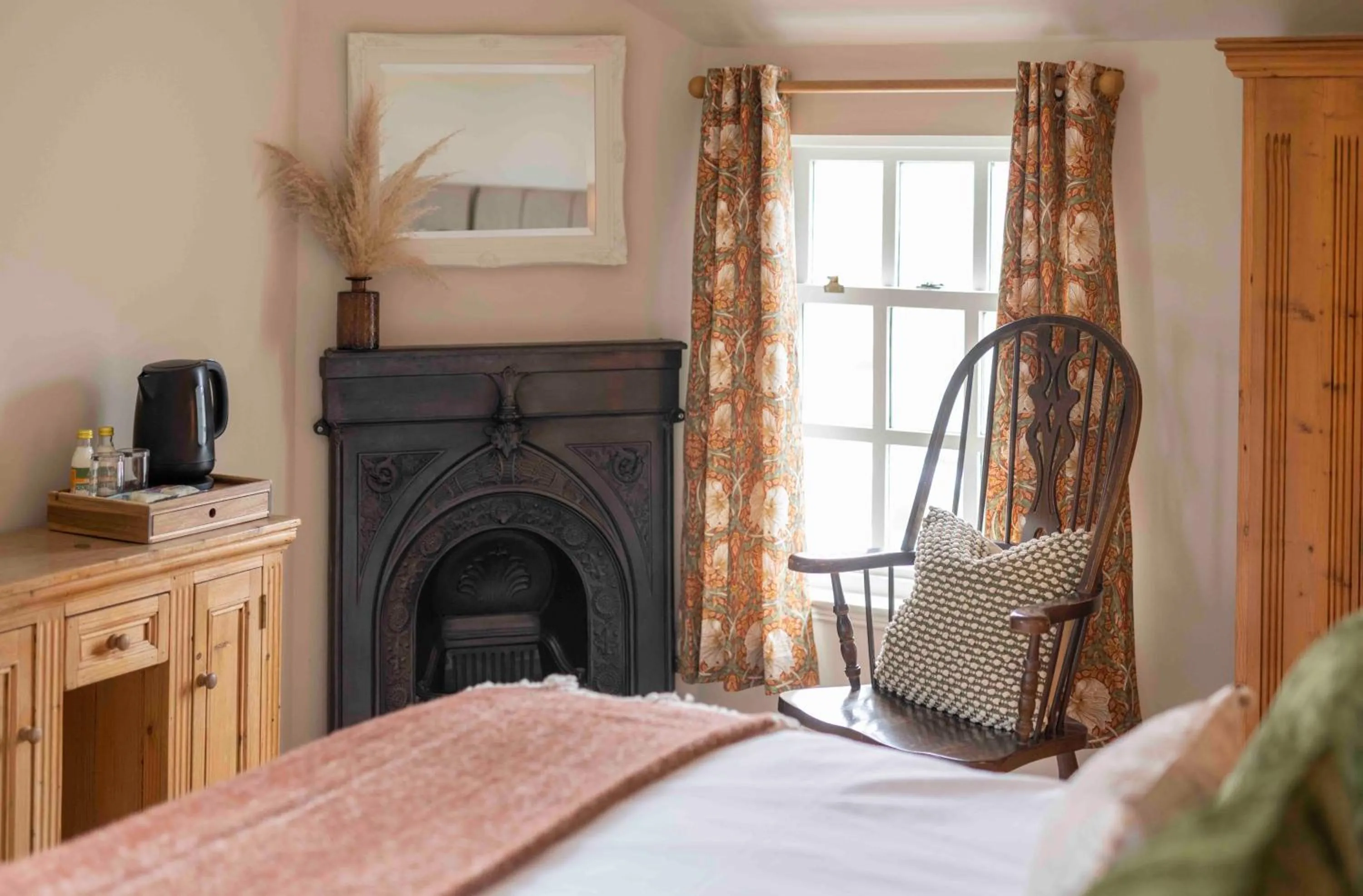 Property building, Bed in Cross Keys Inn Ettrickbridge