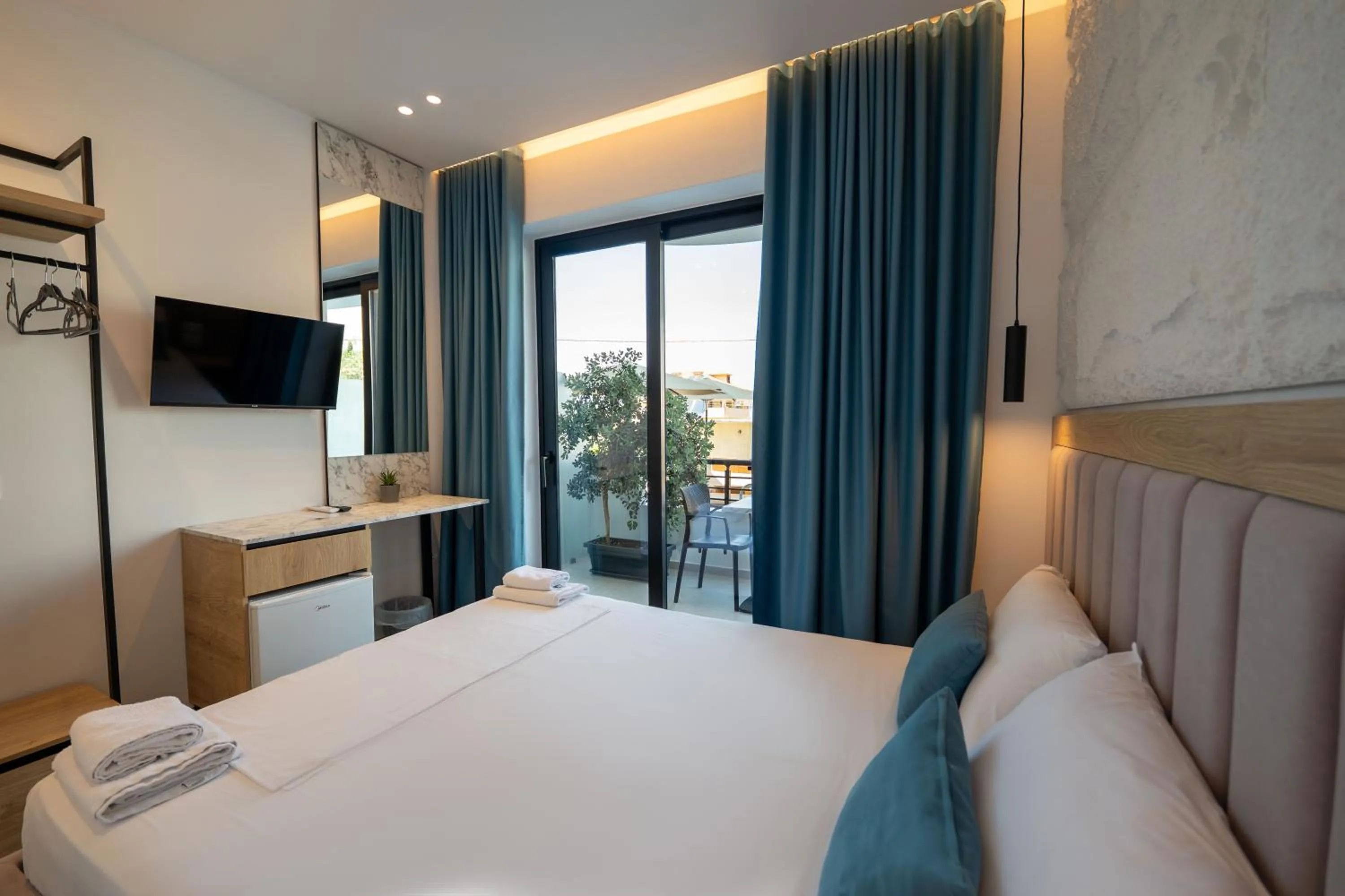 TV and multimedia, Bed in Monel Hotel