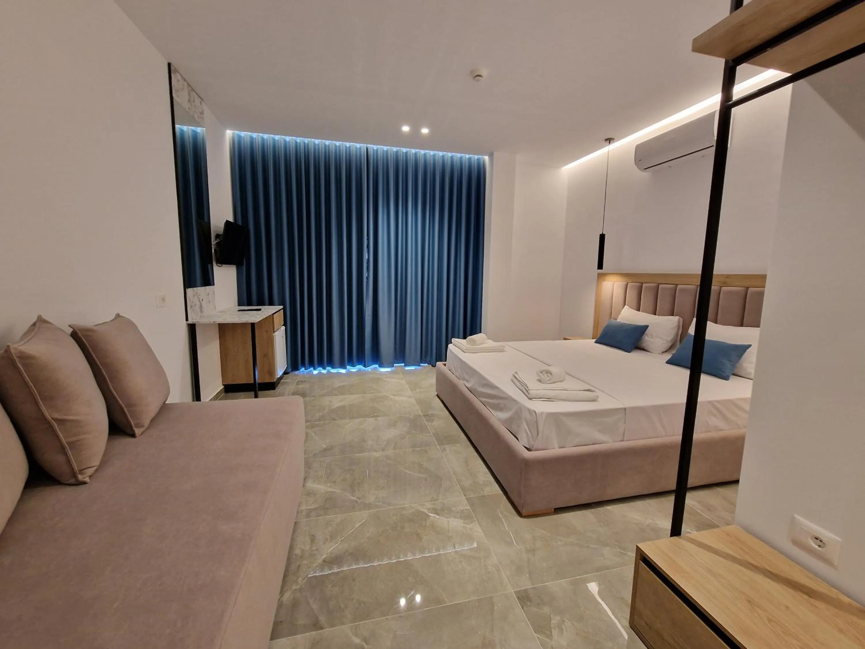 Photo of the whole room, Bed in Monel Hotel