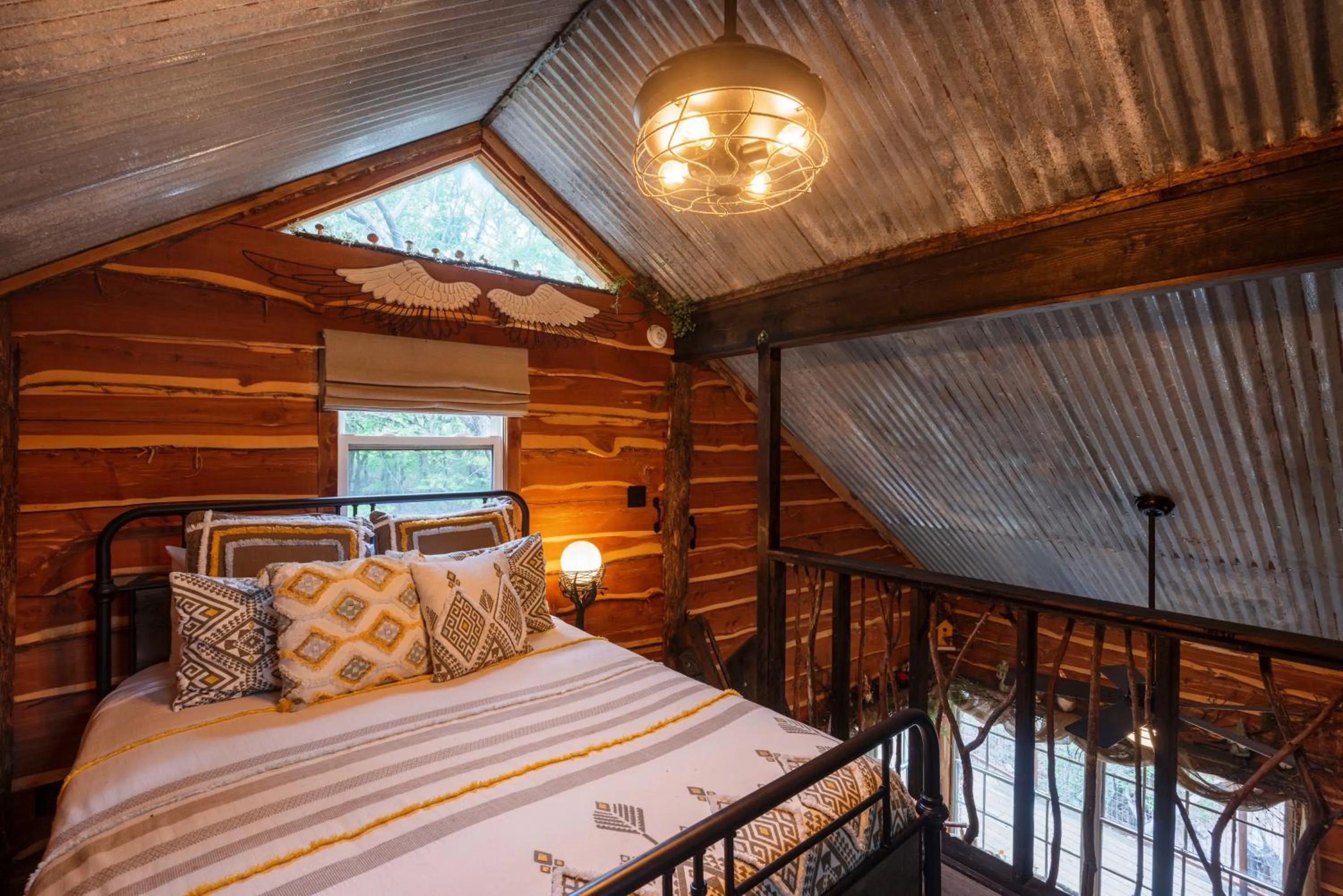 Bed in Hobbit Treehouse with waterfall on the Brazos River! 350 acres! Tubing! Petting zoo!