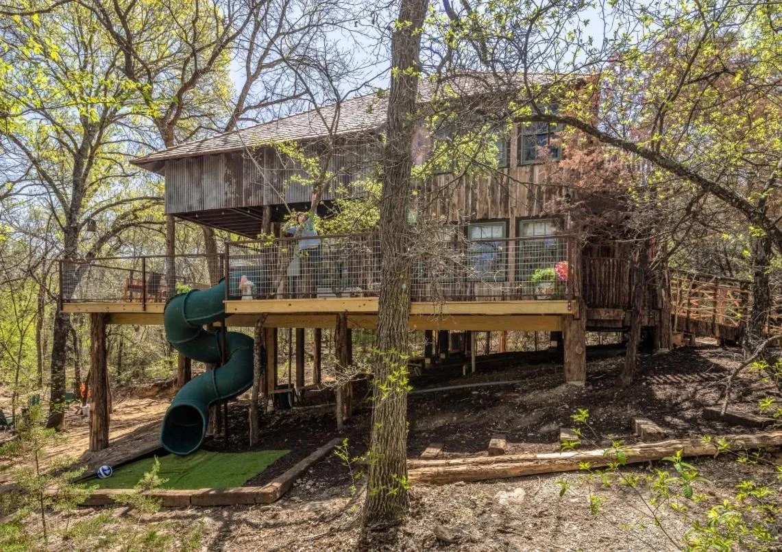 "Magical Treehouse" w spiral slide off the deck 350 acres on the Brazos River! Tubing! Petting Zoo!