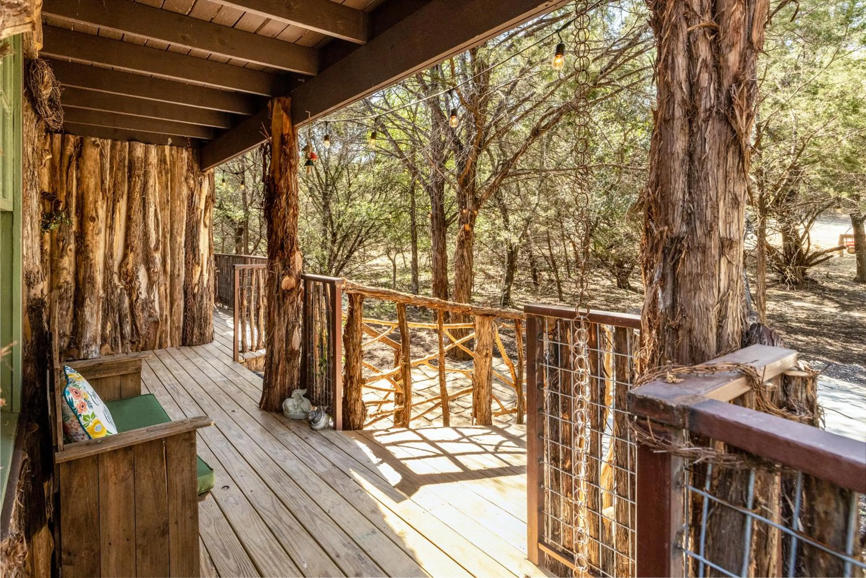 Patio in "Magical Treehouse" w spiral slide off the deck 350 acres on the Brazos River! Tubing! Petting Zoo!