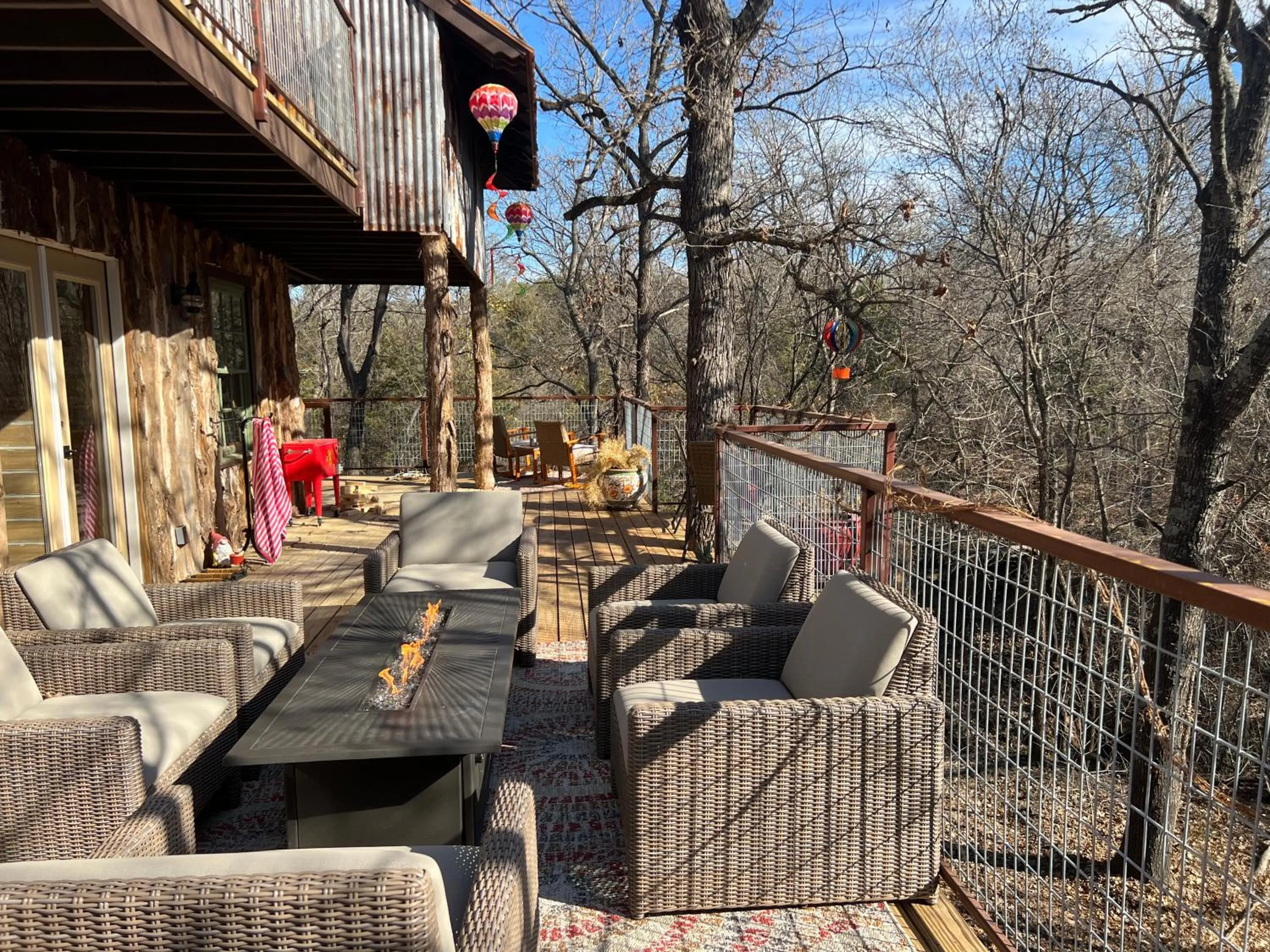 "Magical Treehouse" w spiral slide off the deck 350 acres on the Brazos River! Tubing! Petting Zoo!
