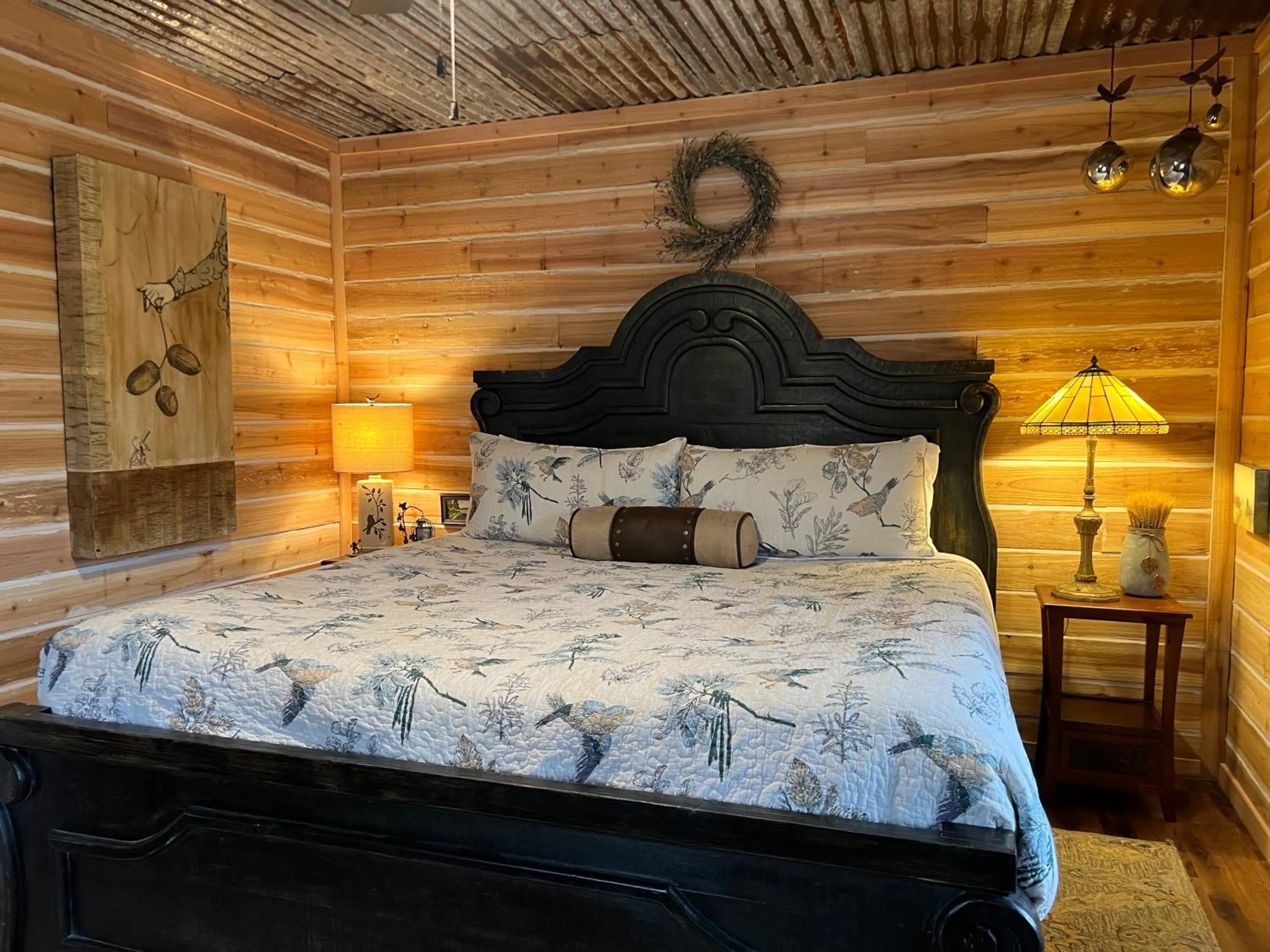 Bed in "Magical Treehouse" w spiral slide off the deck 350 acres on the Brazos River! Tubing! Petting Zoo!