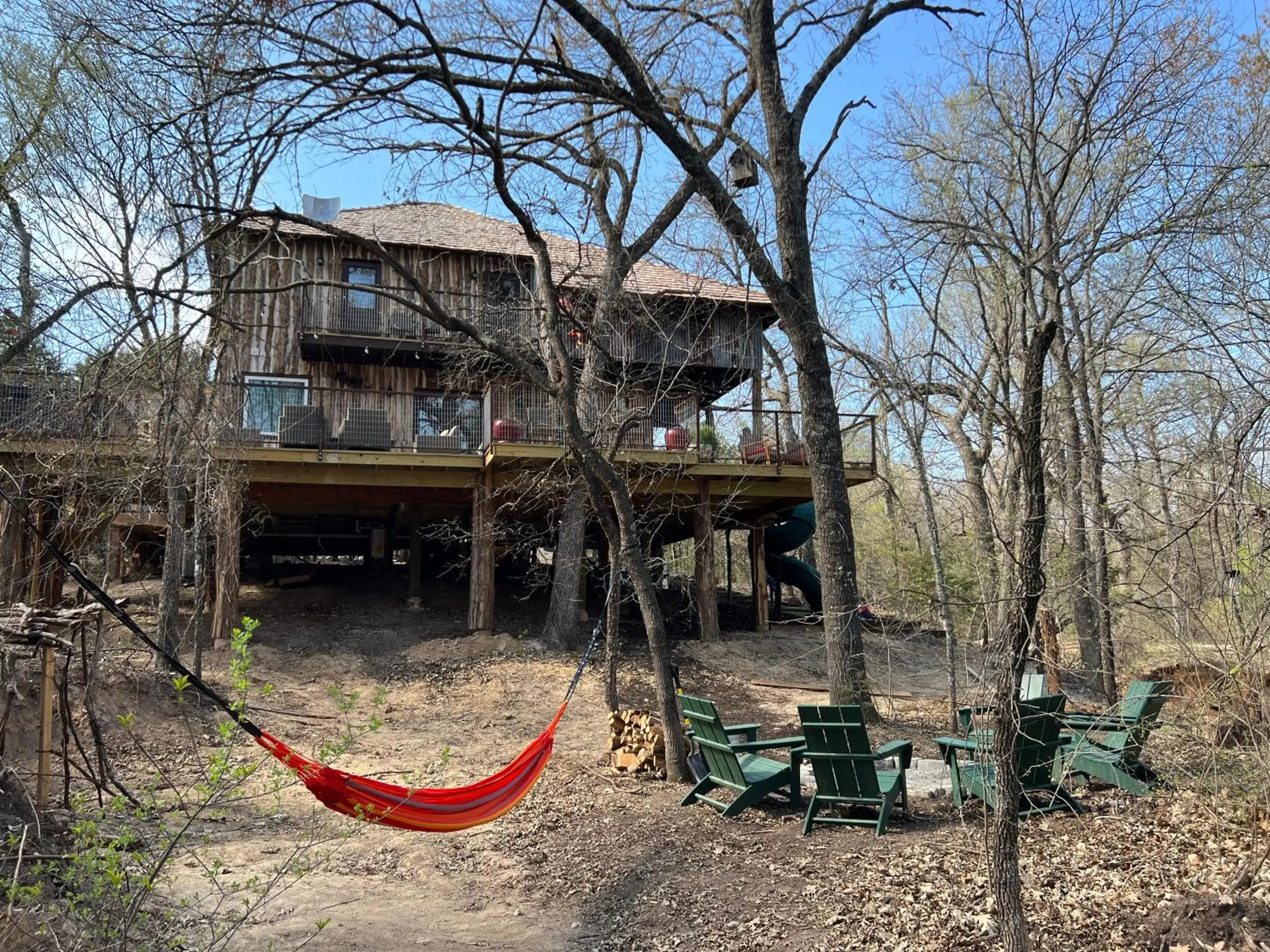 "Magical Treehouse" w spiral slide off the deck 350 acres on the Brazos River! Tubing! Petting Zoo! "Magical Treehouse" w spiral slide off the deck 350 acres on the Brazos River! Tubing! Petting Zoo!