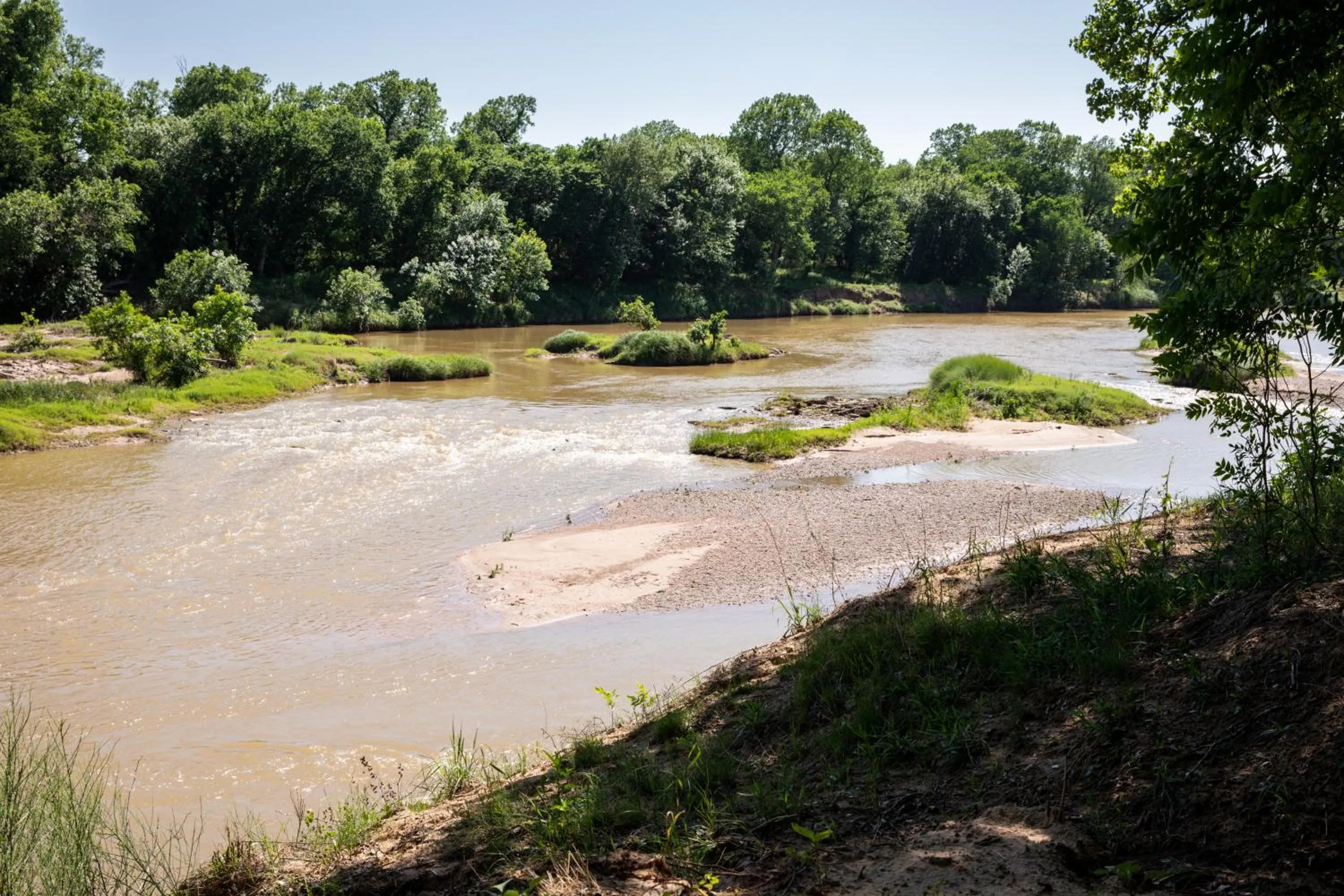 Spring in "Magical Treehouse" w spiral slide off the deck 350 acres on the Brazos River! Tubing! Petting Zoo!
