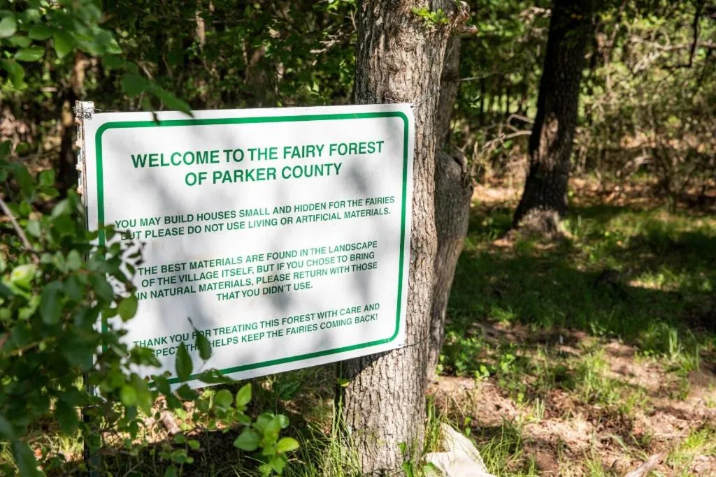 Natural landscape in "Magical Treehouse" w spiral slide off the deck 350 acres on the Brazos River! Tubing! Petting Zoo!
