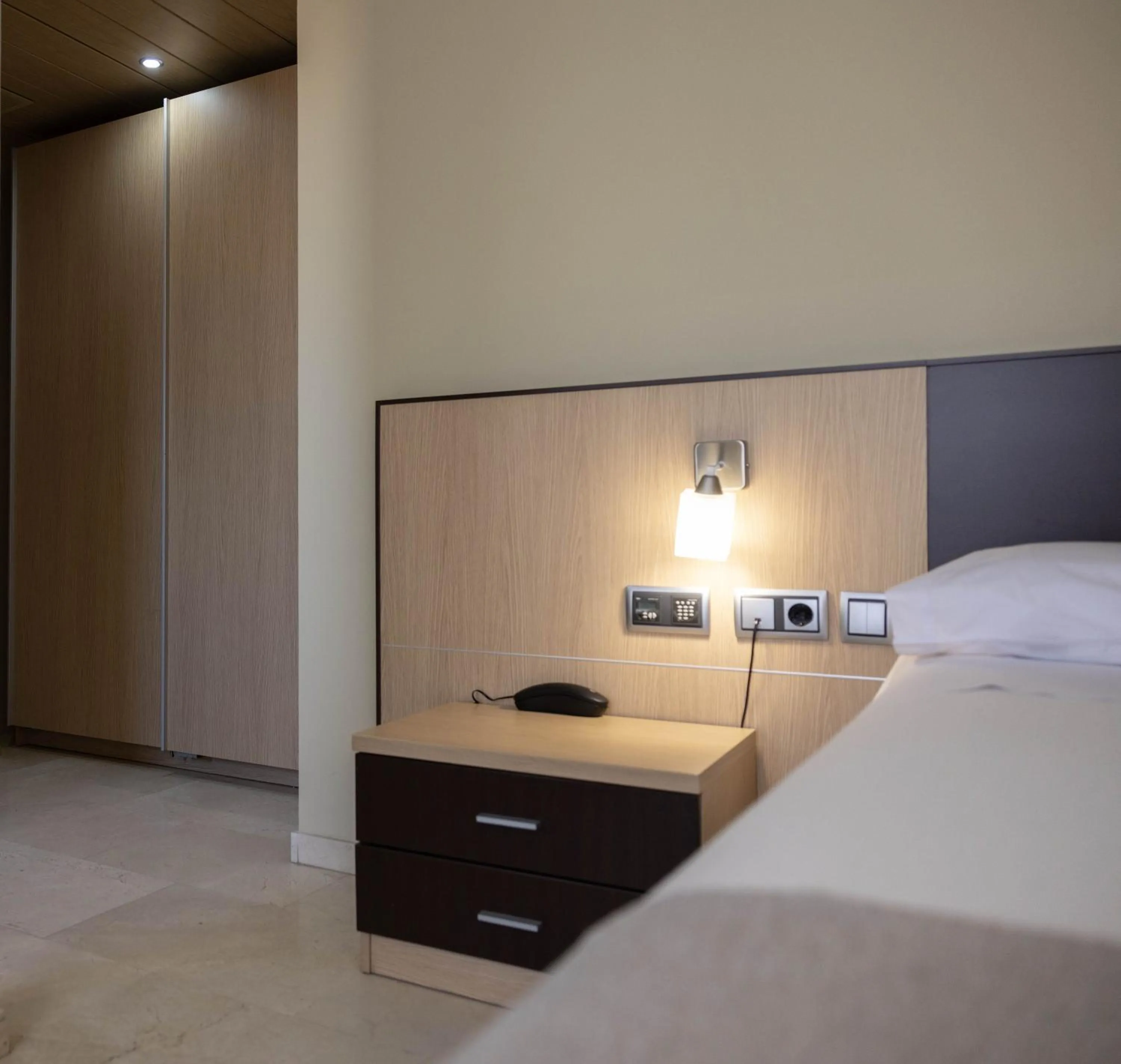 wardrobe, Bed in Hotel Flamingo