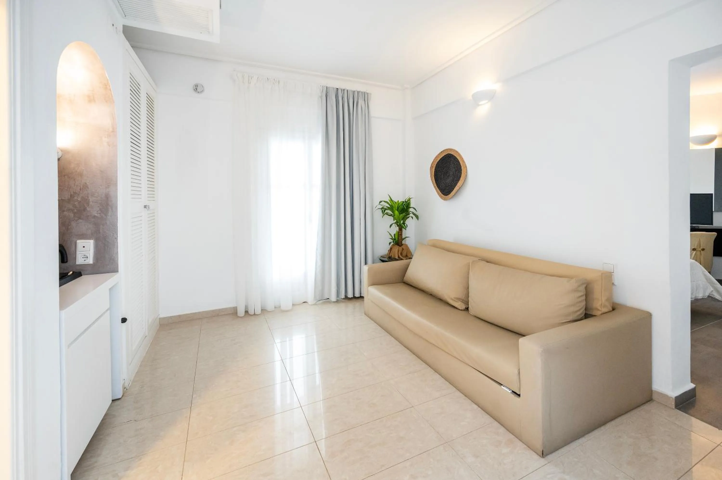 Living room in Orizontes Hotel Santorini